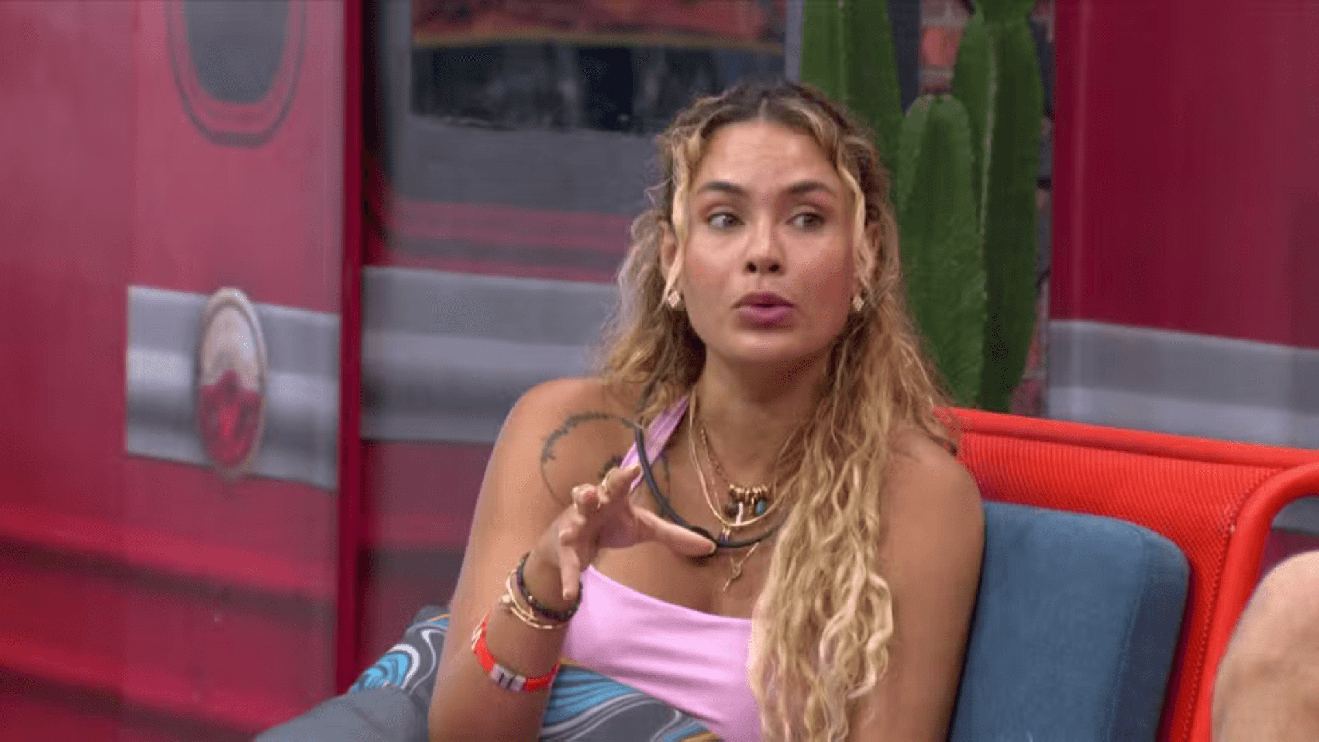 Sarah explica por que evita confronto direto com Ana Paula