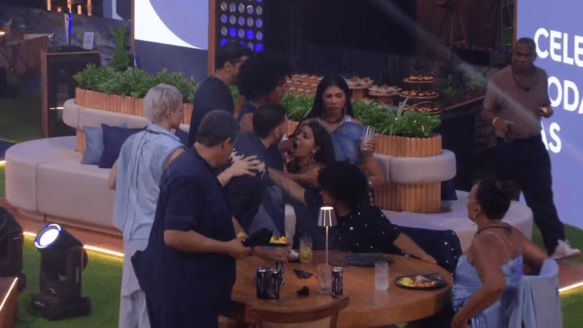 BBB 26: Marcelo e Gabriela discutem na festa por causa de toalha