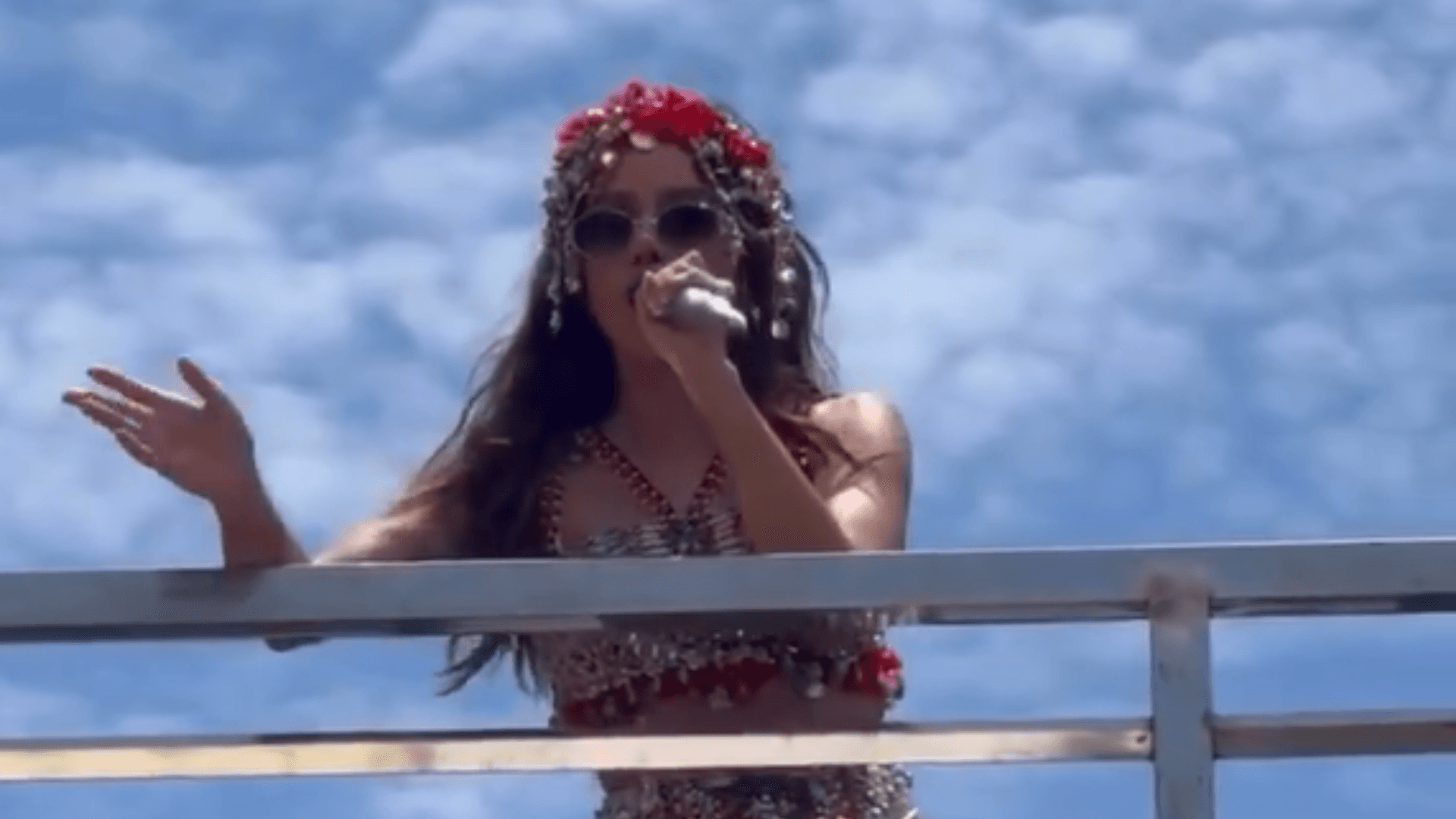 Anitta repreende seguranças por uso de spray de pimenta