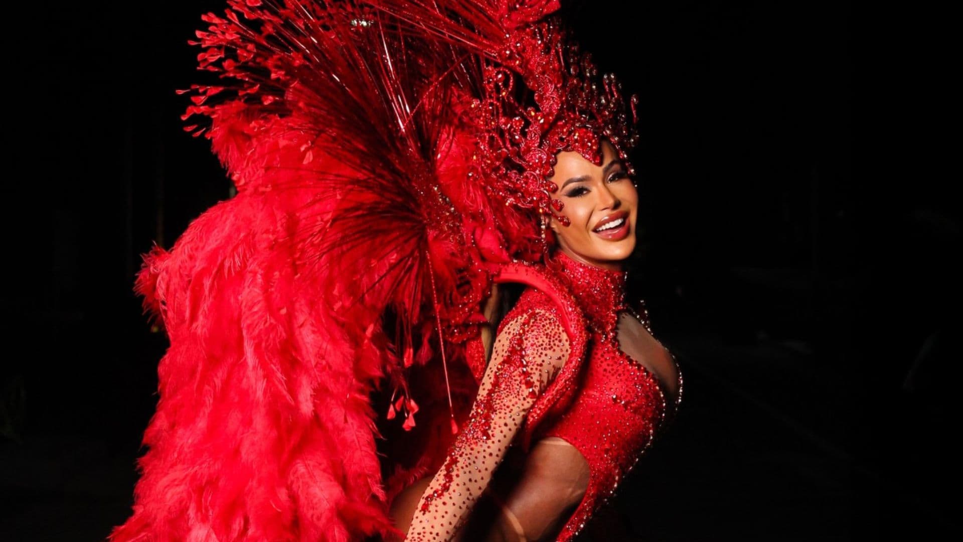 Gracyanne Barbosa desfila de tênis pela União da Ilha após cirurgia