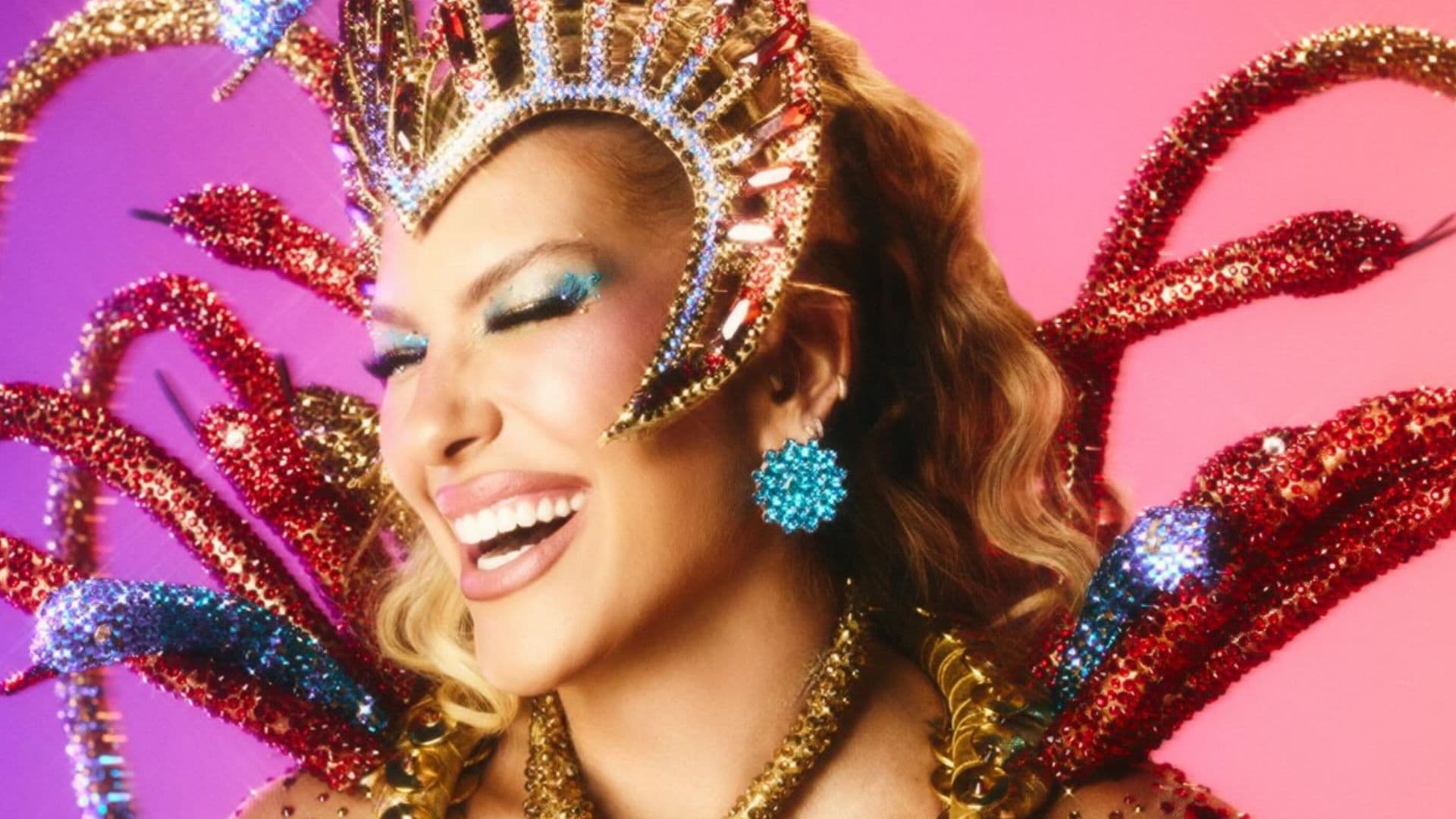 Grávida de 5 meses, Lore Improta exibe samba no pé na Sapucaí