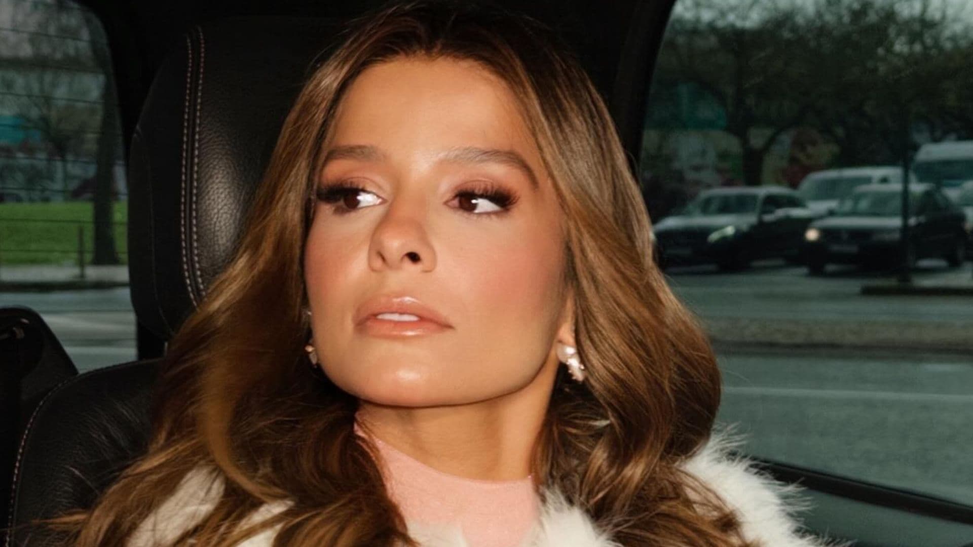 Maiara percebe que fãs não estavam no aeroporto por ela e diverte