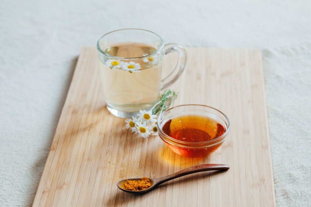 7 chás com ervas para melhorar a saúde no outono