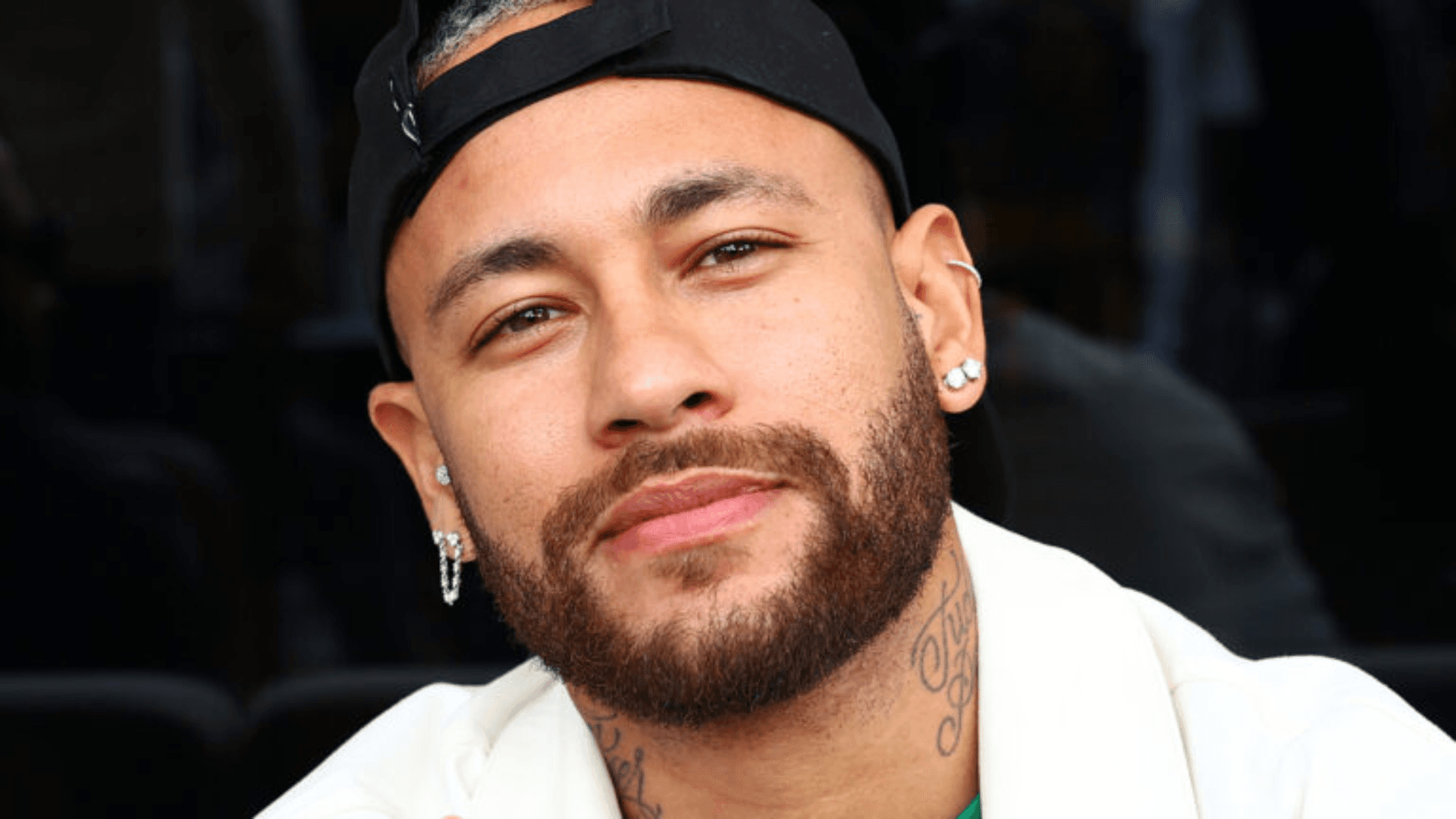 Neymar diz que curtiu foto de modelo sem querer e critica reação