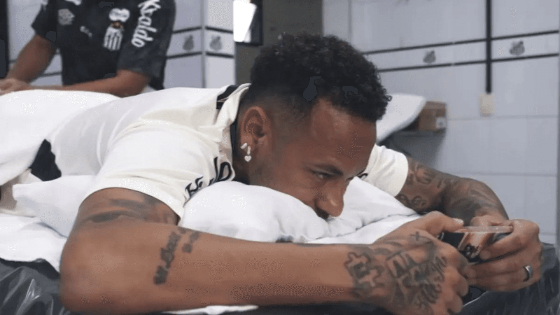 Vídeo exibe reação de Neymar após ausência na convocação