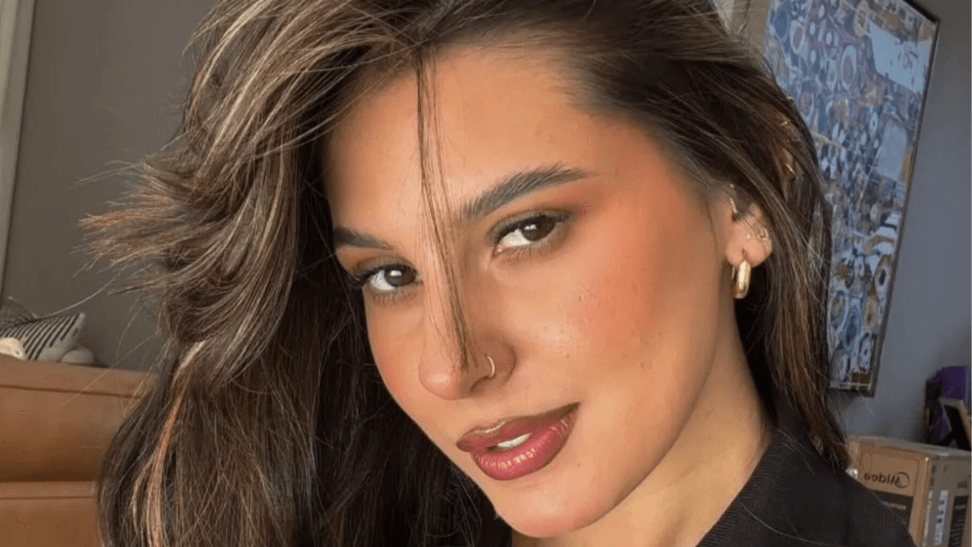 Ana Castela se emociona ao passar na prova de moto