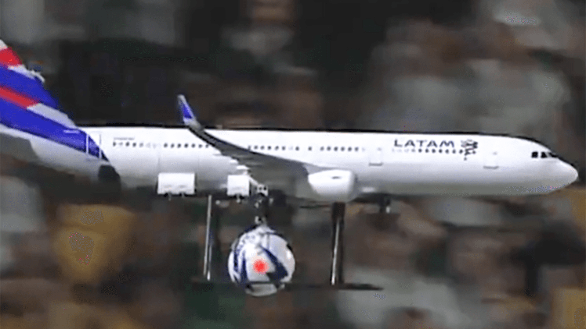 LATAM usa drone em formato de avião para entregar bola na final do Campeonato Paulista