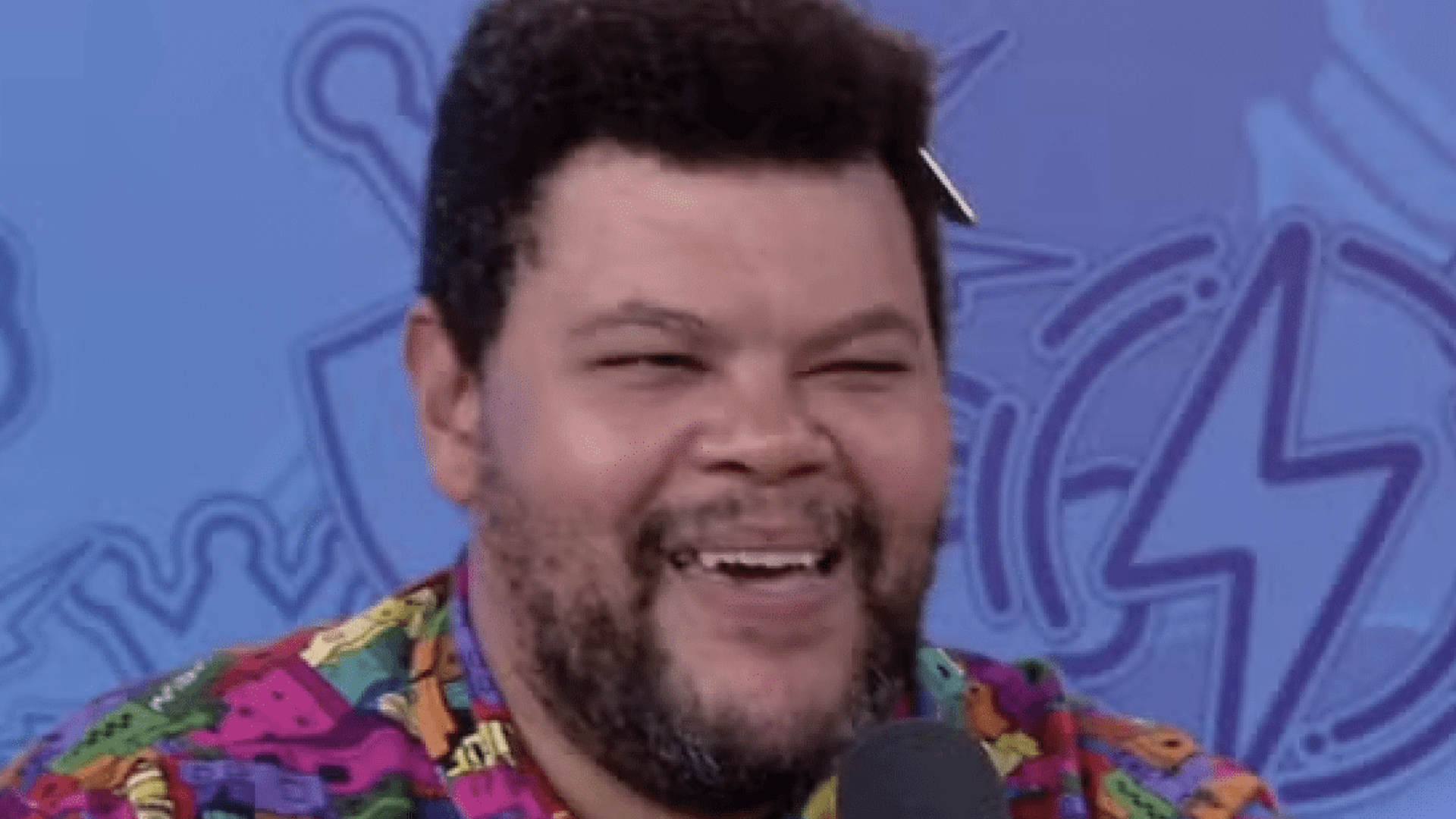 Babu Santana pede desculpas a participantes durante participação no MesaCast
