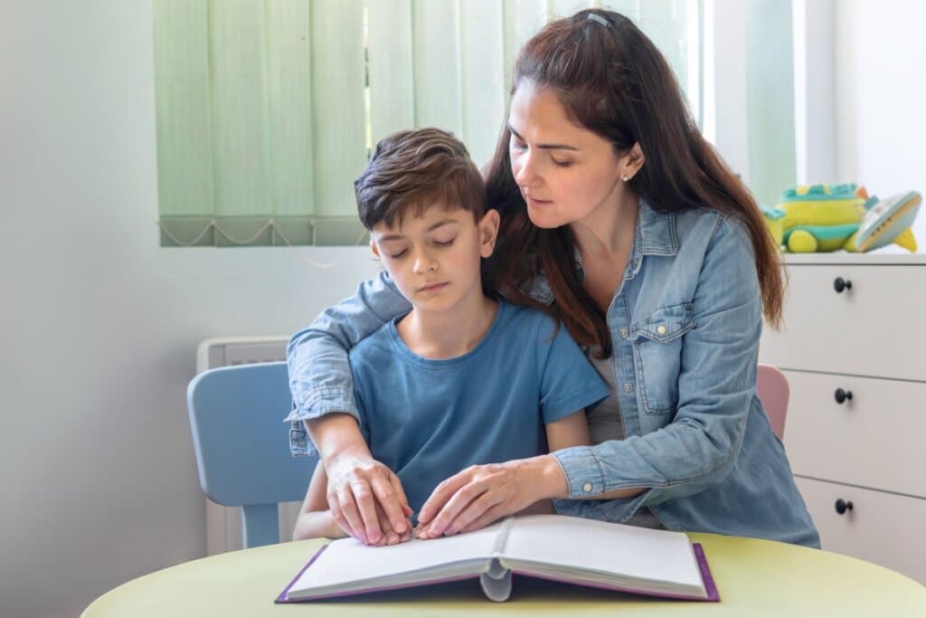 Dia Nacional do Braille expõe desafios na alfabetização de crianças com deficiência visual no Brasil