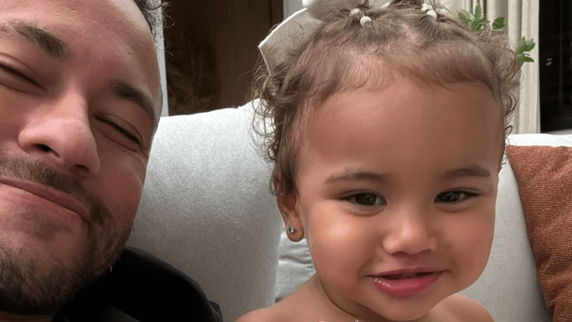 Neymar se diverte com Mavie e faz filha cair na risada