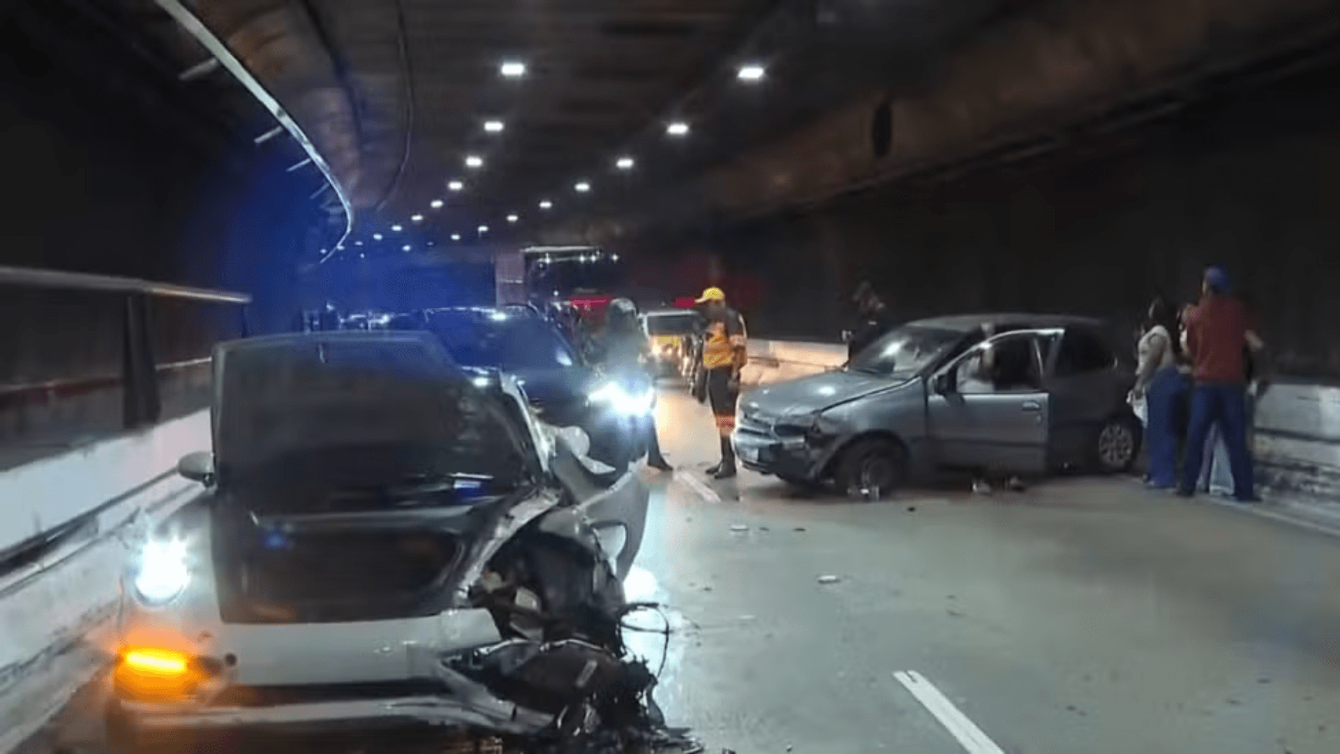 Câmera flagra batida de Porsche no Túnel Ayrton Senna