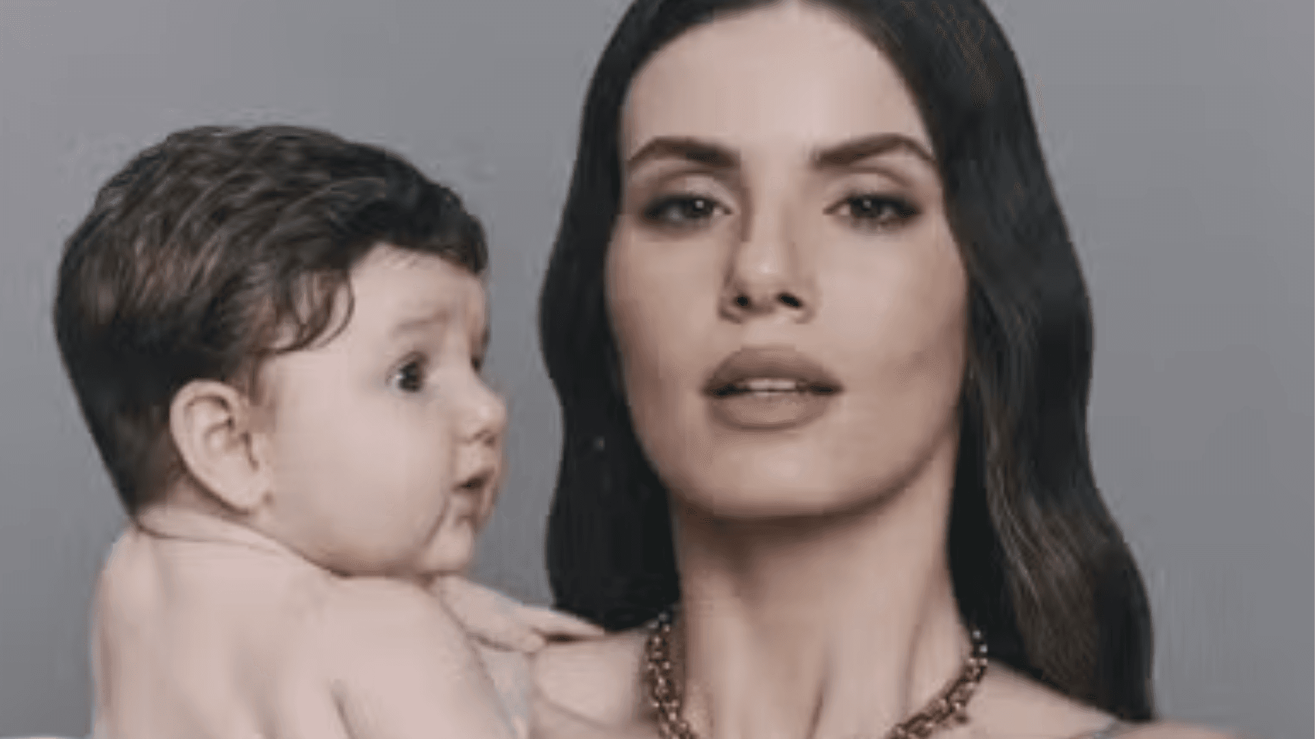 Após revelar rosto da filha, Camila Queiroz brinca: “Xerox do pai”