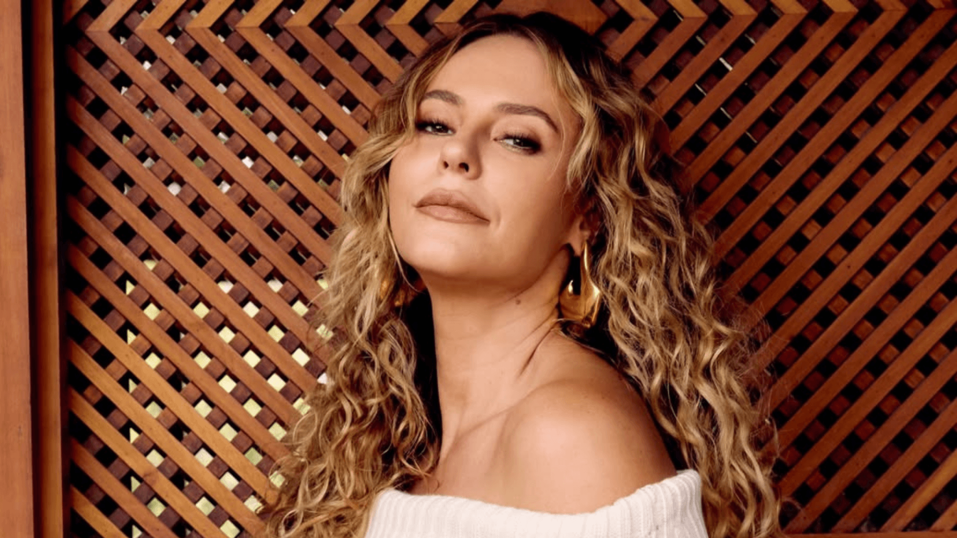 Paolla Oliveira celebra 44 anos com surpresa nos bastidores