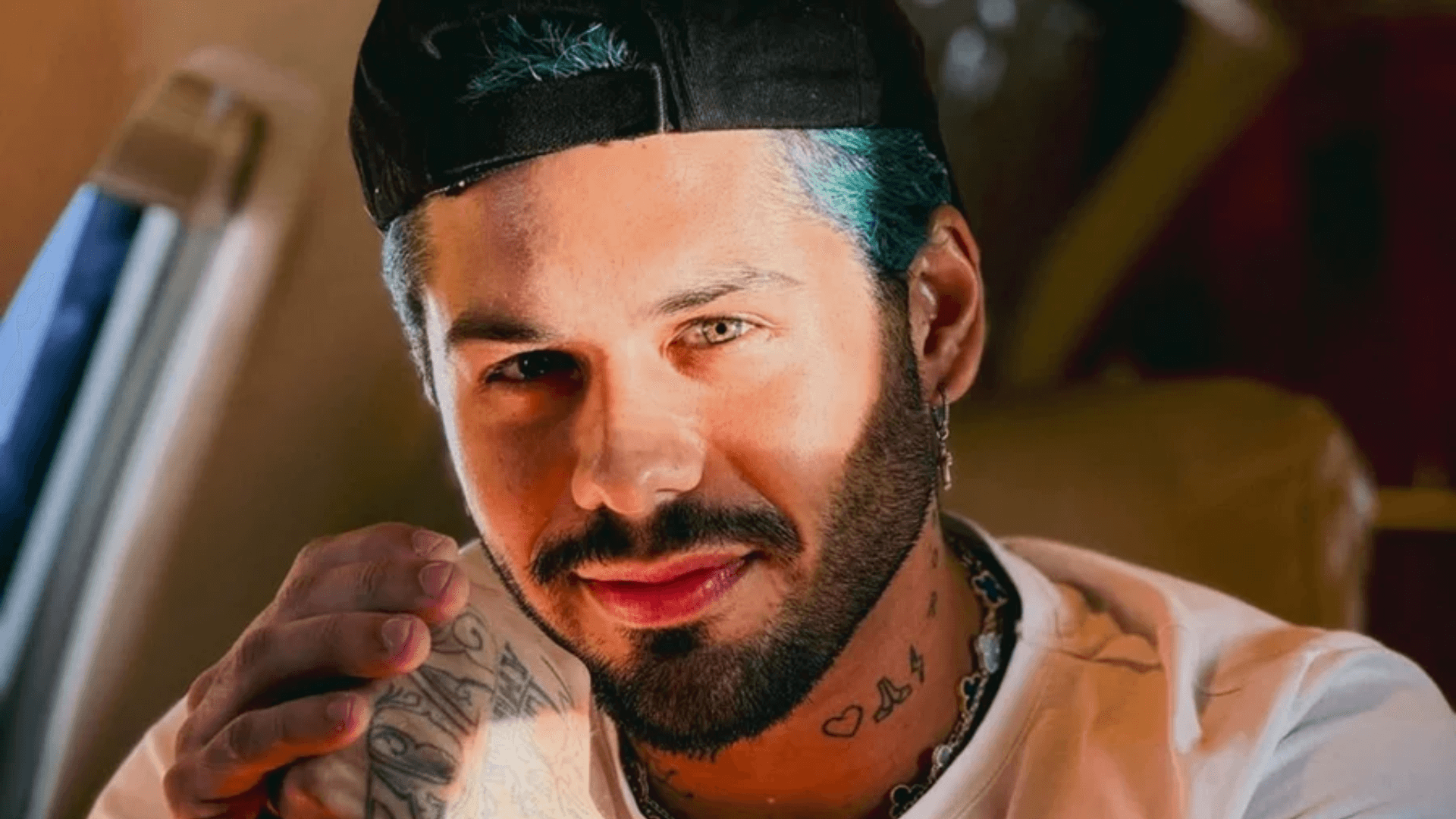 Zé Felipe surge dançando agarradinho com morena e viraliza