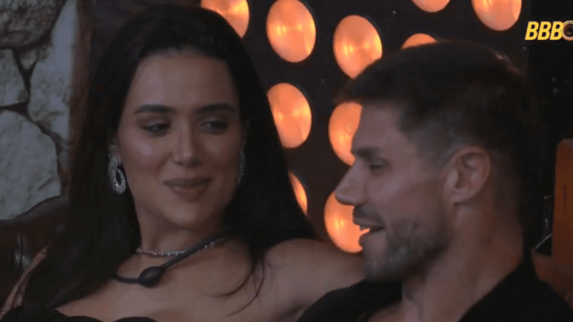 Chaiany vibra com reencontro entre Jonas e Jordana: “Beija!”