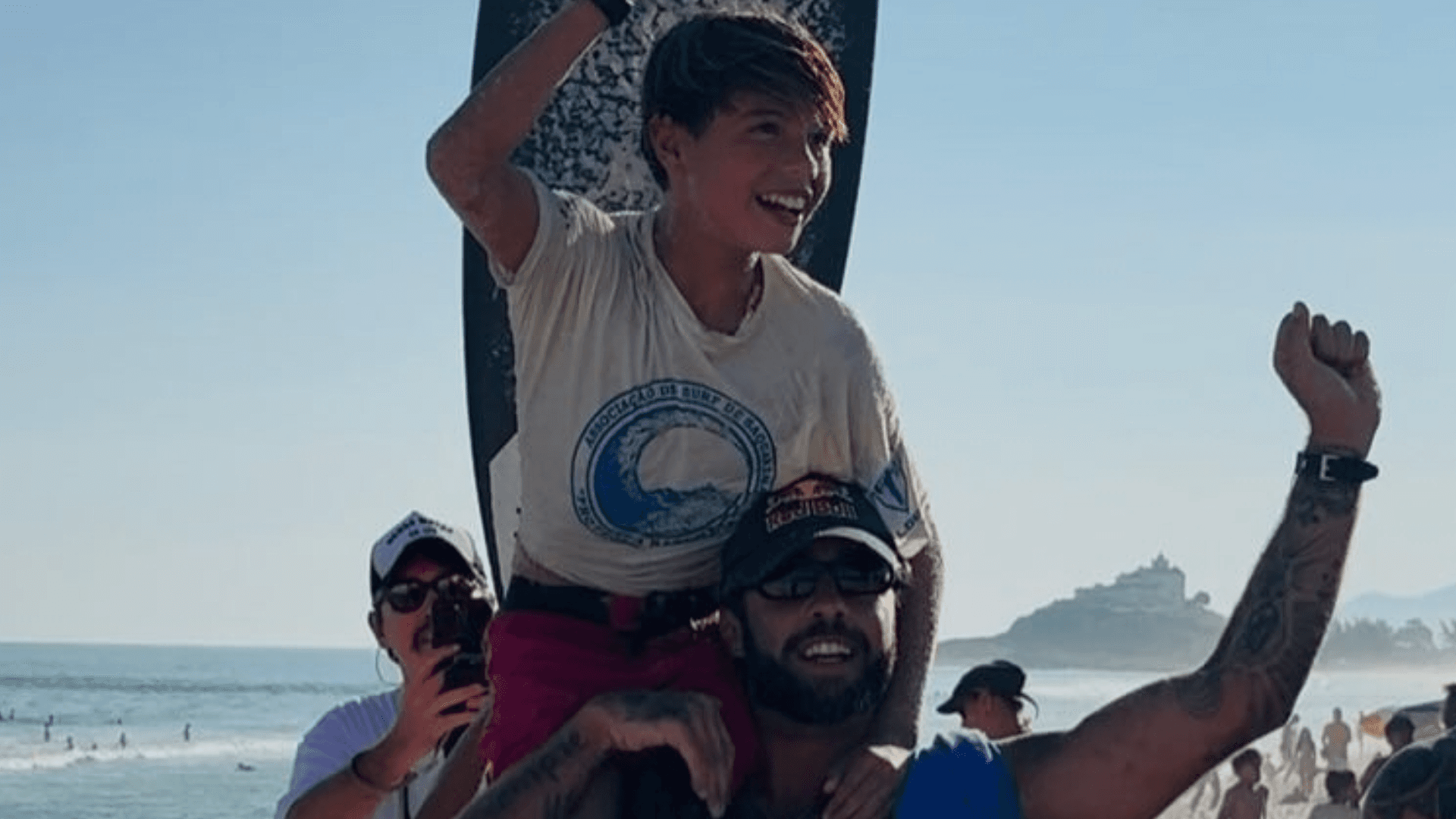 Filho de Scooby e Piovani vence 1º campeonato de surfe