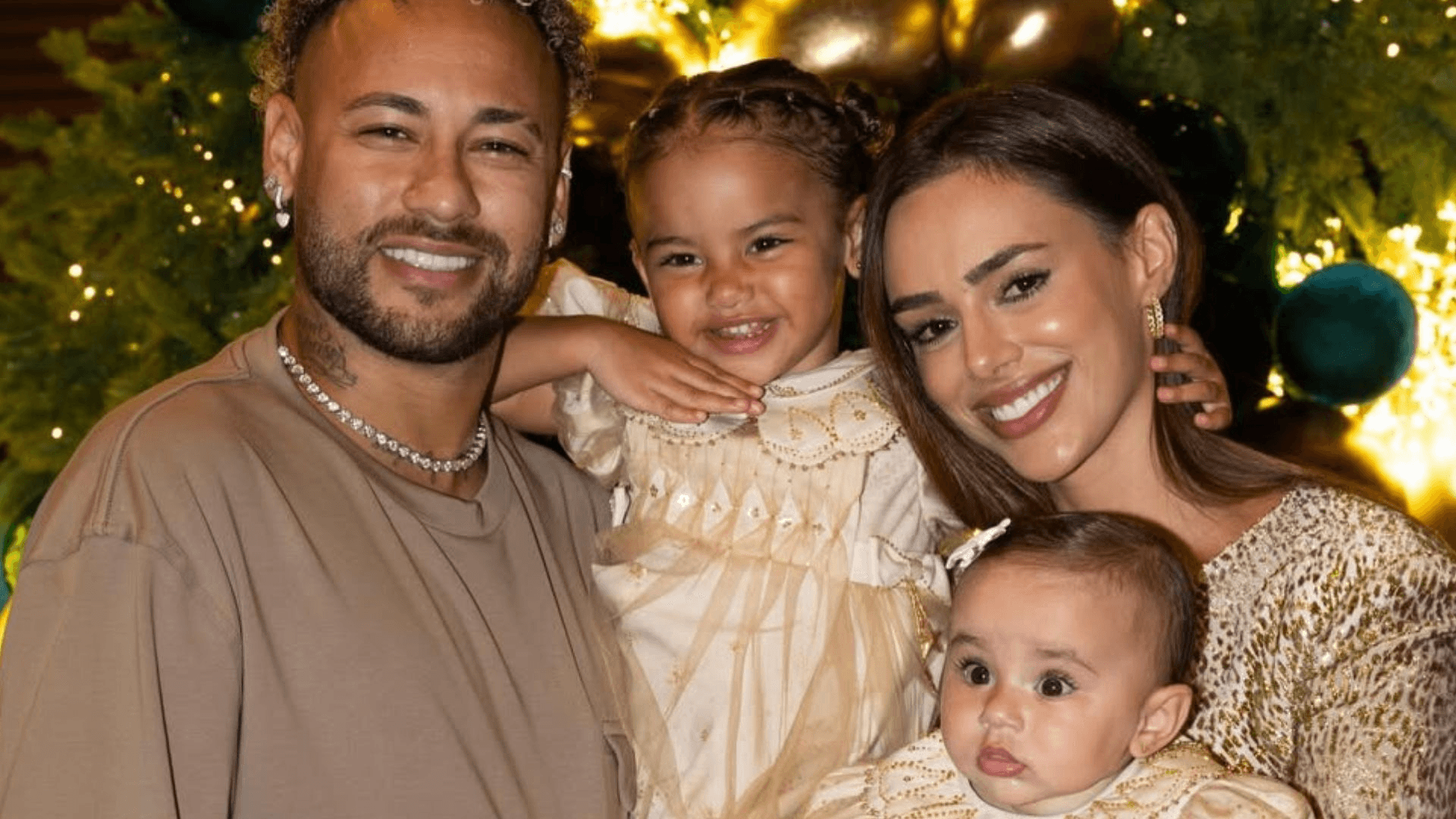 Neymar encanta ao entrar em campo com as filhas Mavie e Mel