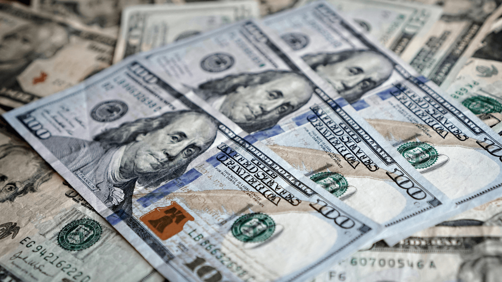 Dólar fecha abaixo de R$ 5 pela primeira vez em 2 ano