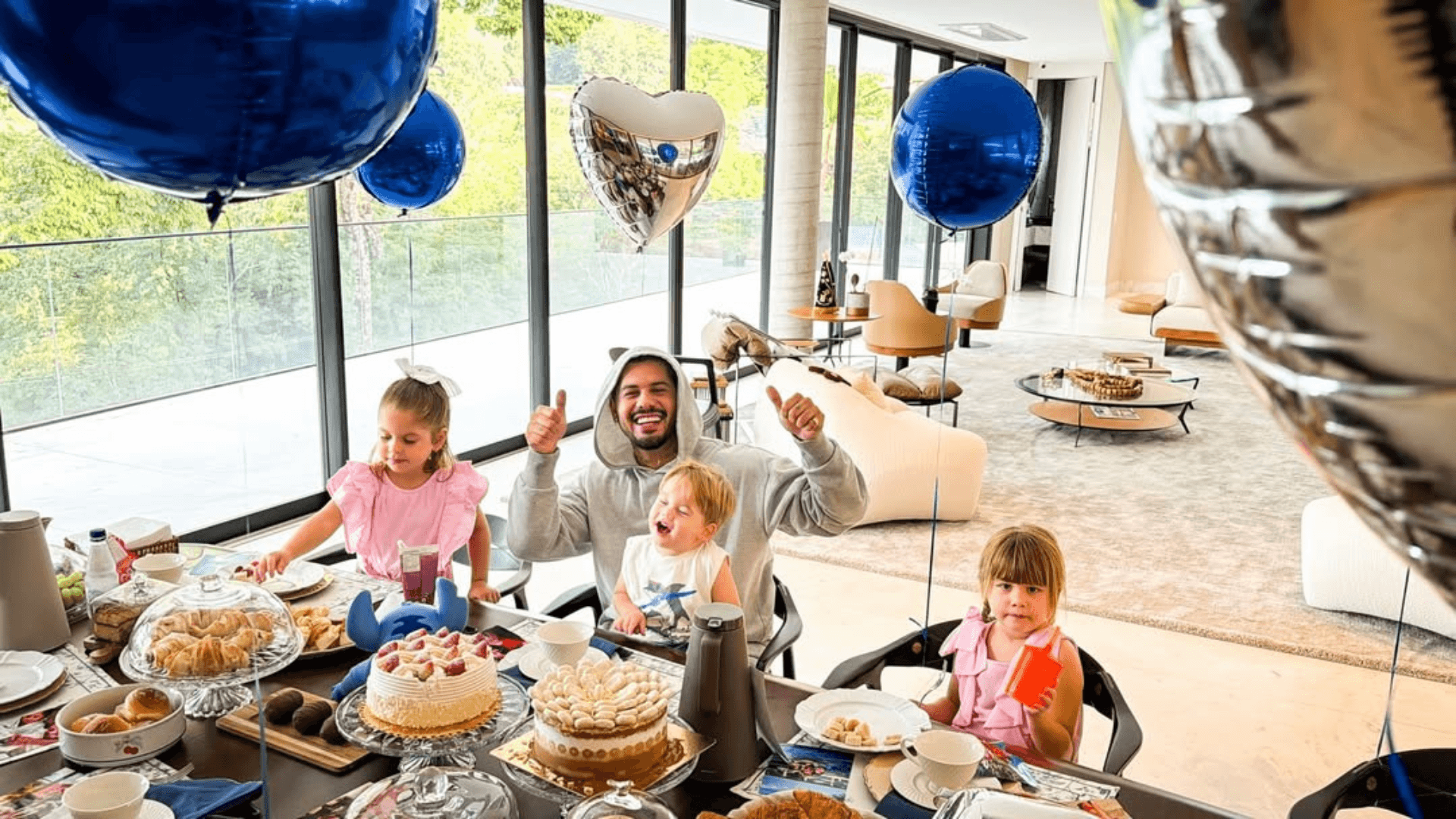 Zé Felipe celebra 28 anos com café da manhã ao lado dos filhos