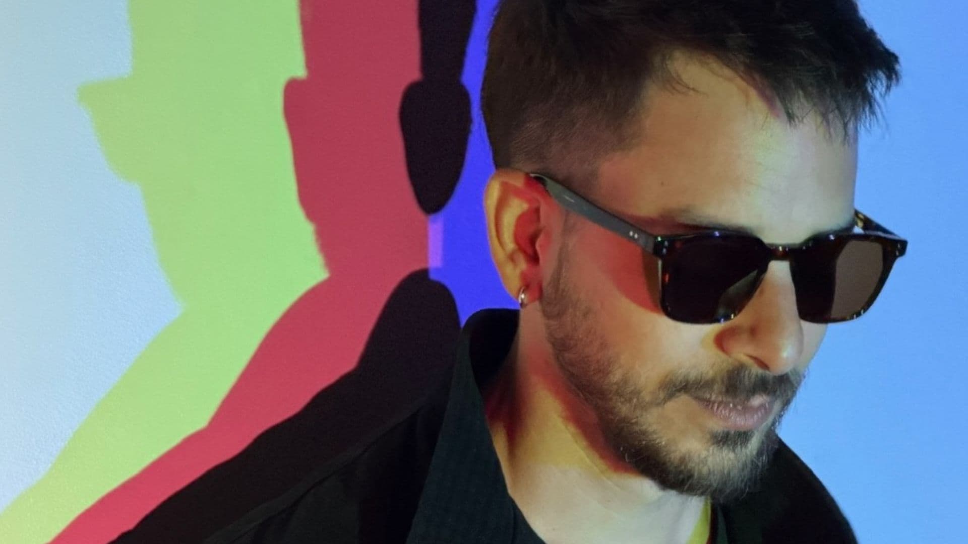 “Prefiro ser confundido com gay do que com machão alfa”, diz Junior Lima sobre boatos