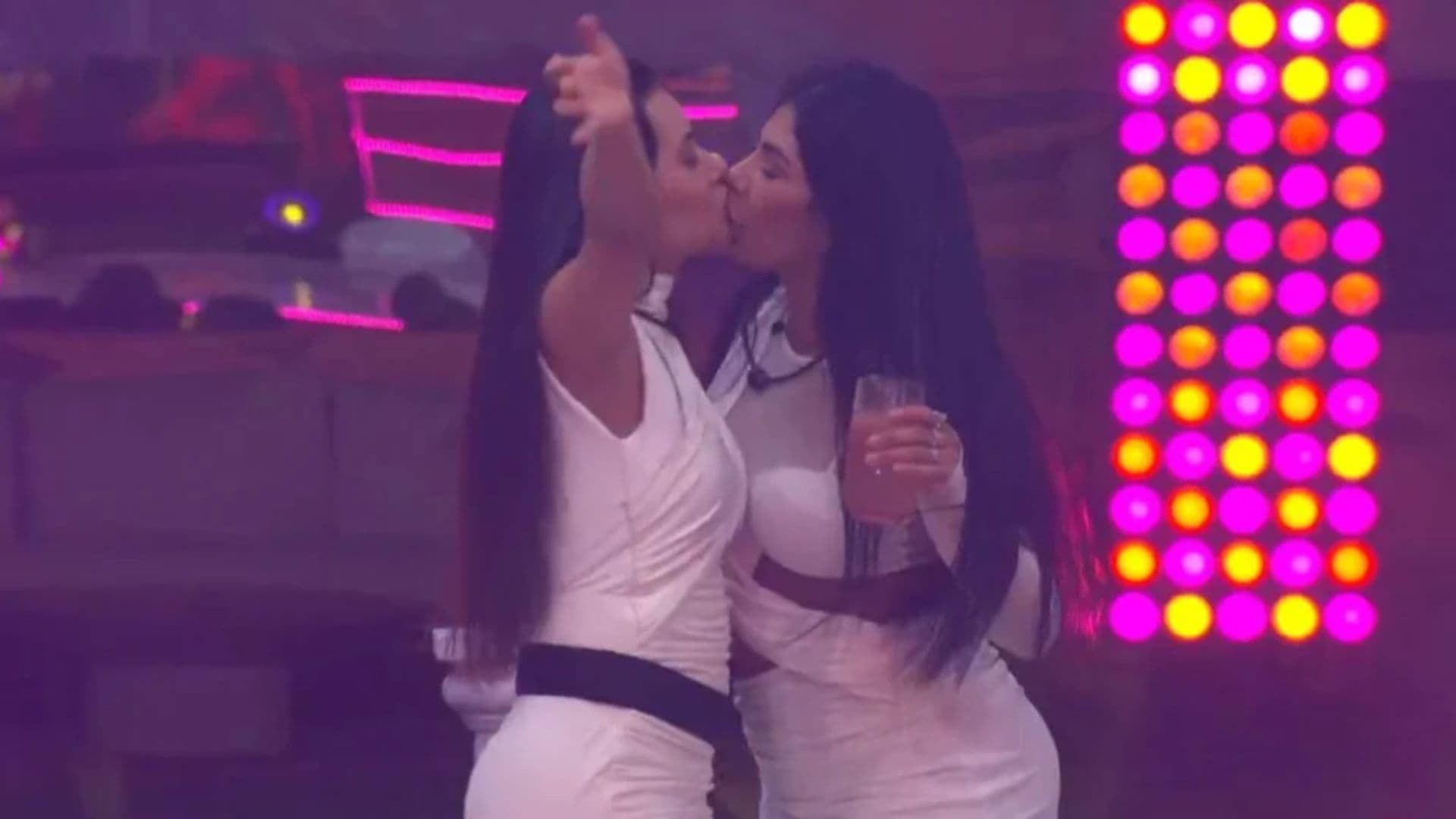 BBB 26: Marciele e Jordana se beijam durante a festa e caem na risada