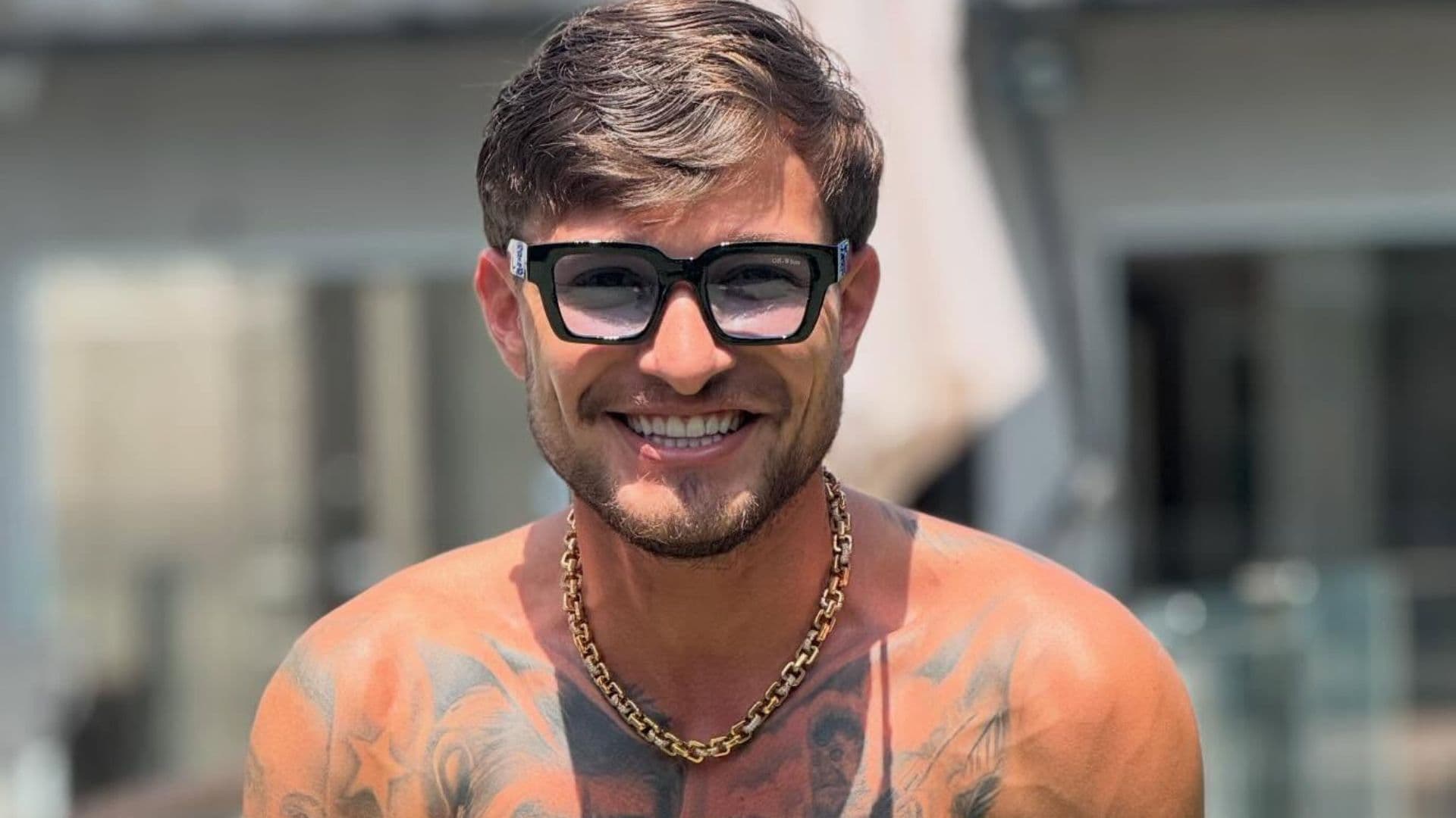 Casa dos pais de MC Gui pega fogo e cantor exibe local destruído