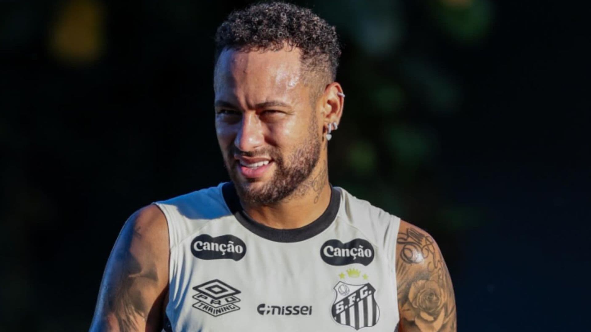Garotinho beija os joelhos de Neymar Jr. e explica motivo