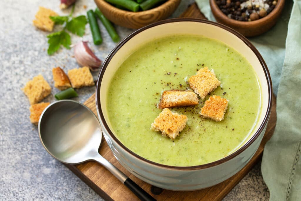 Sopas e cremes proteicos: 10 receitas para uma dieta equilibrada