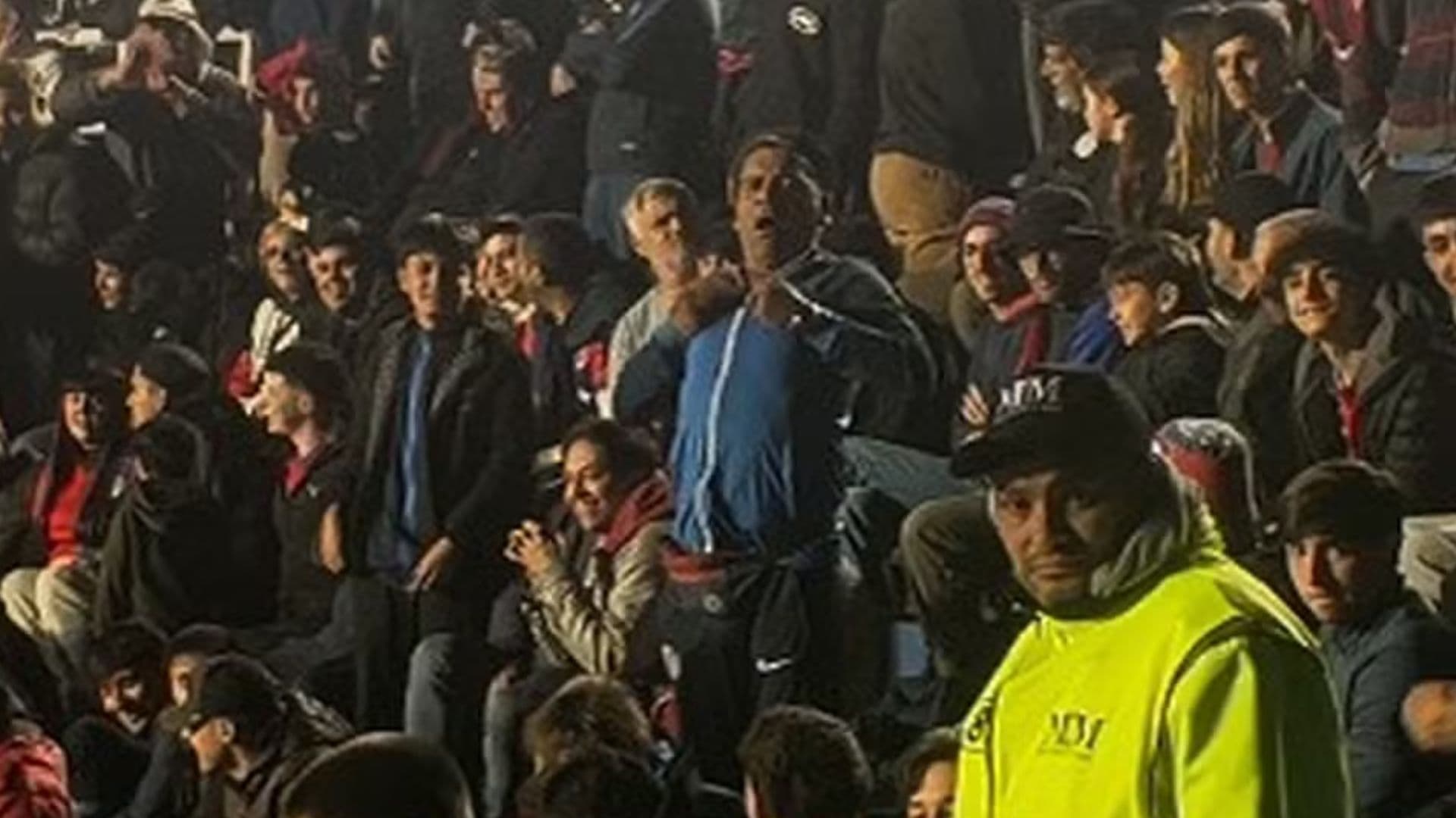 Torcedor do San Lorenzo comete ato racista ao imitar macacos para santistas