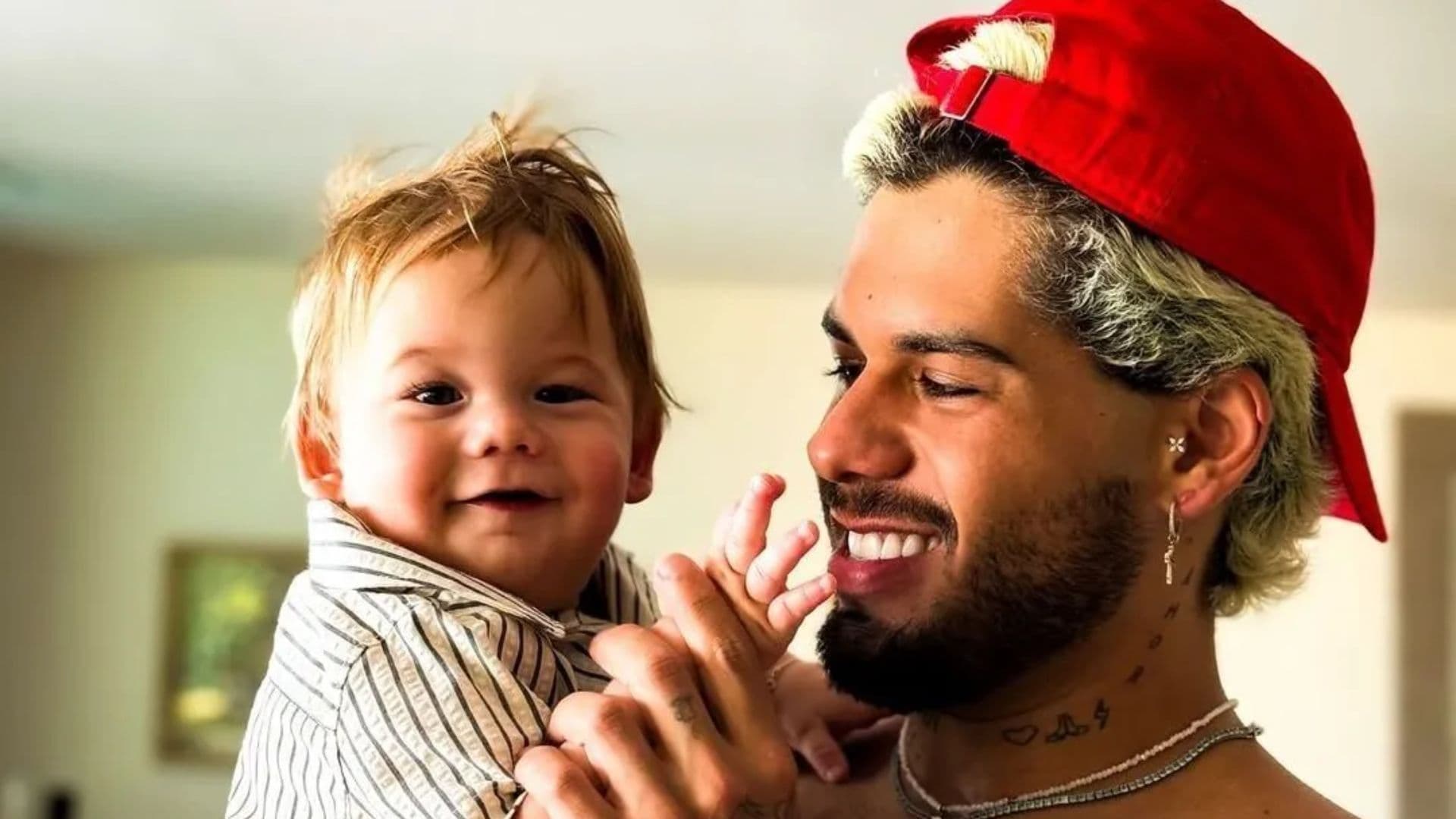 José Leonardo mostra como cumprimenta moças e rapazes e viraliza