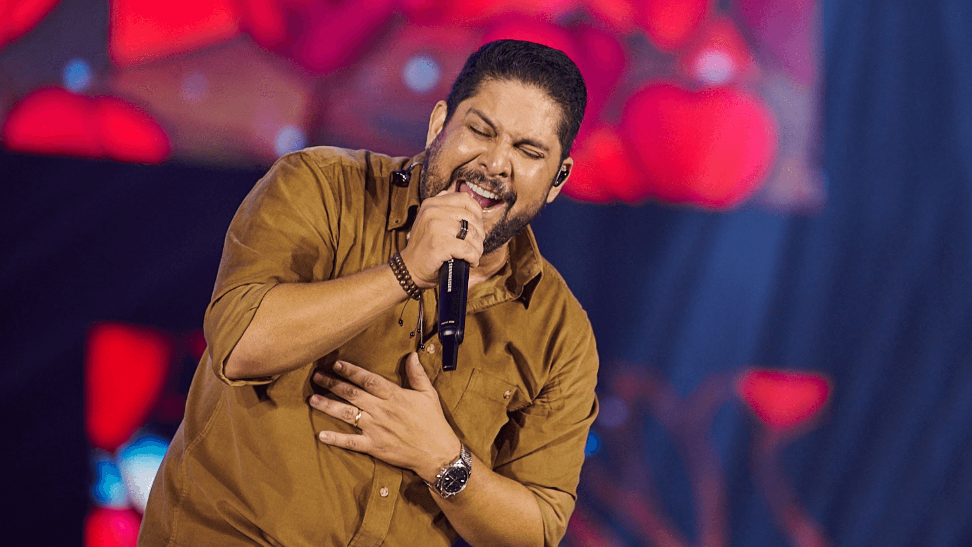 Jorge, da dupla com Mateus, canta em casa e vizinha filma
