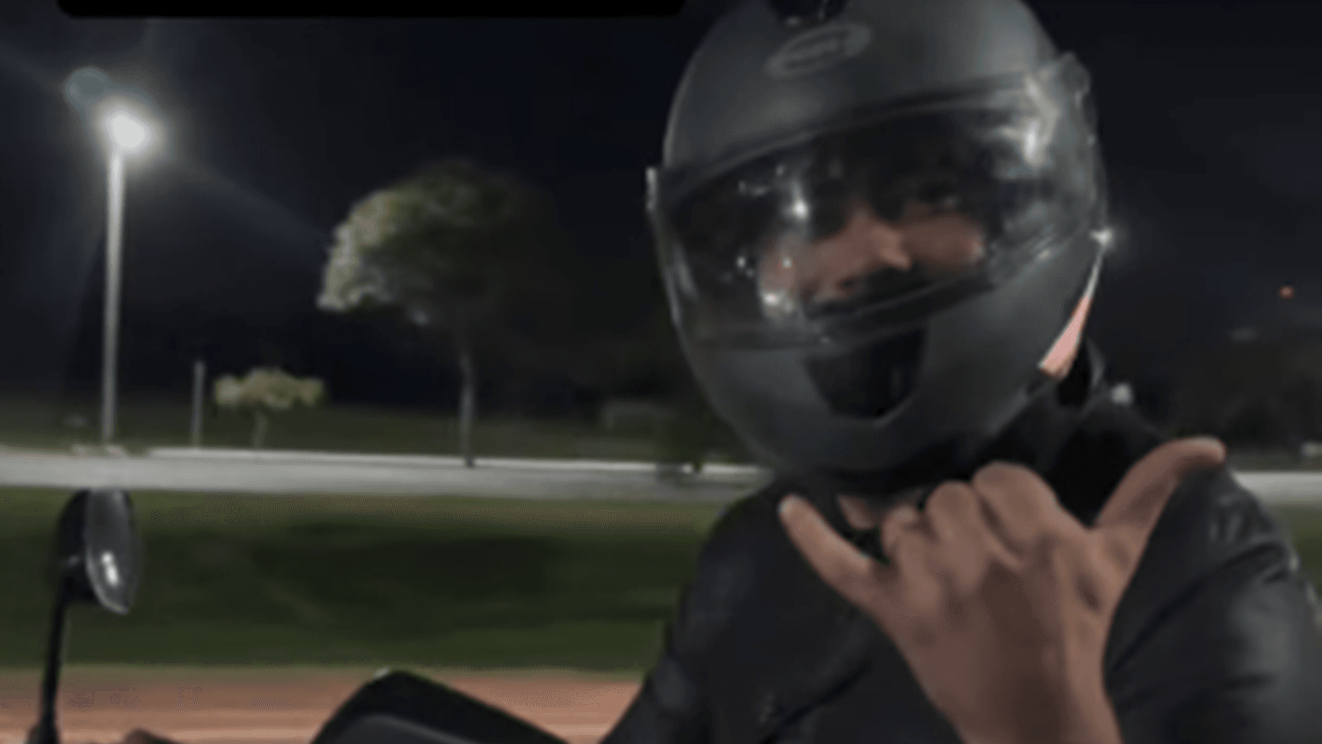 Henrique &amp; Juliano driblam trânsito e saem de moto após show