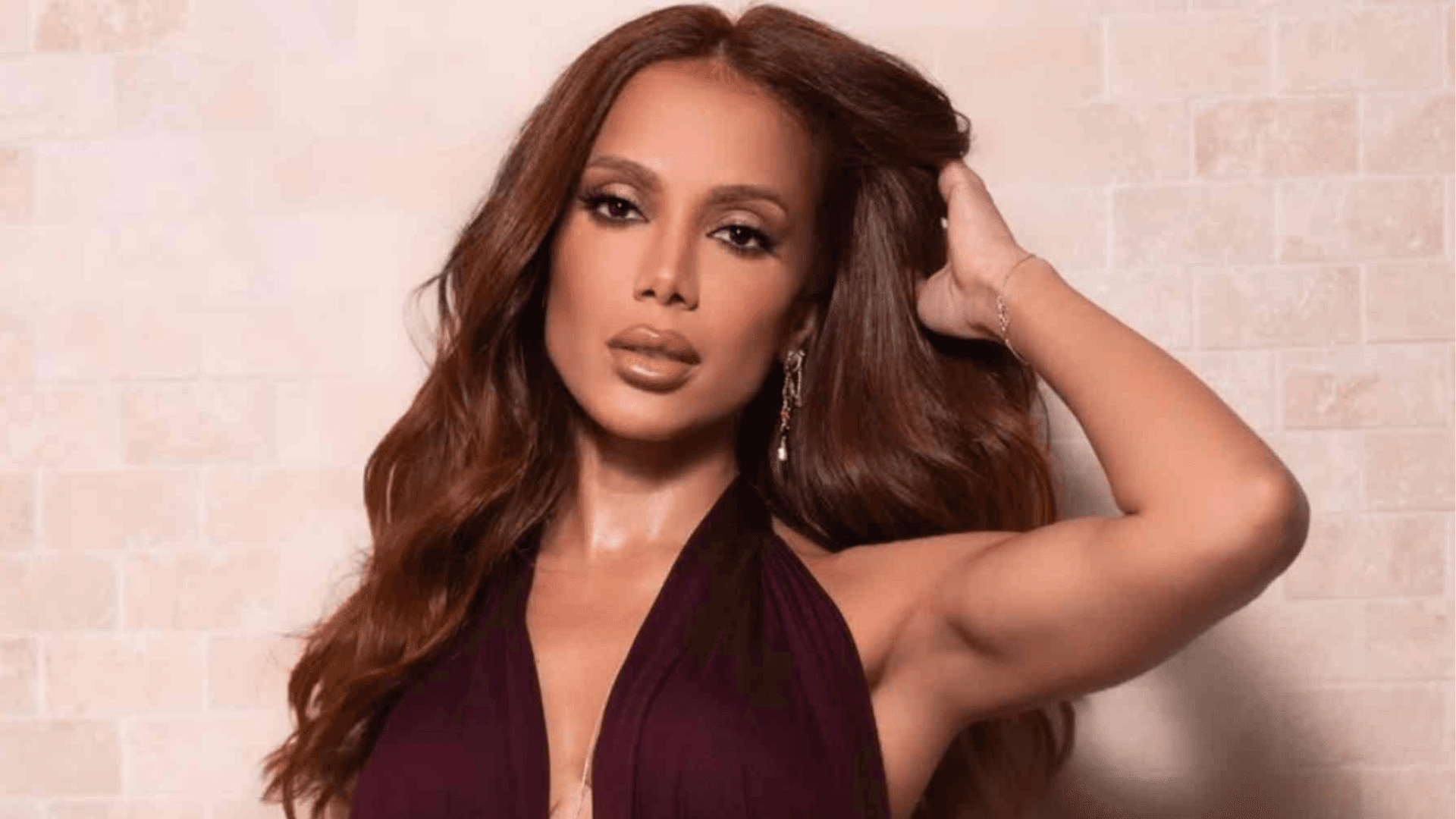 Anitta diz que está solteira e aberta a se relacionar com mulheres