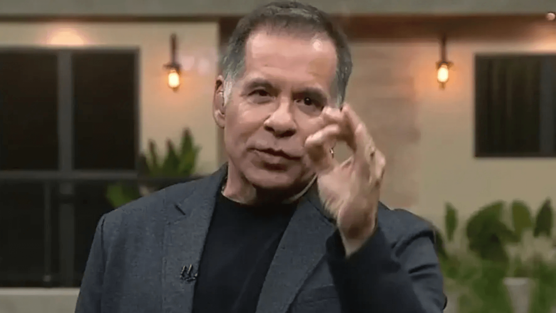 Leandro Hassum quebra protocolo e exalta Boninho: “É o cara”