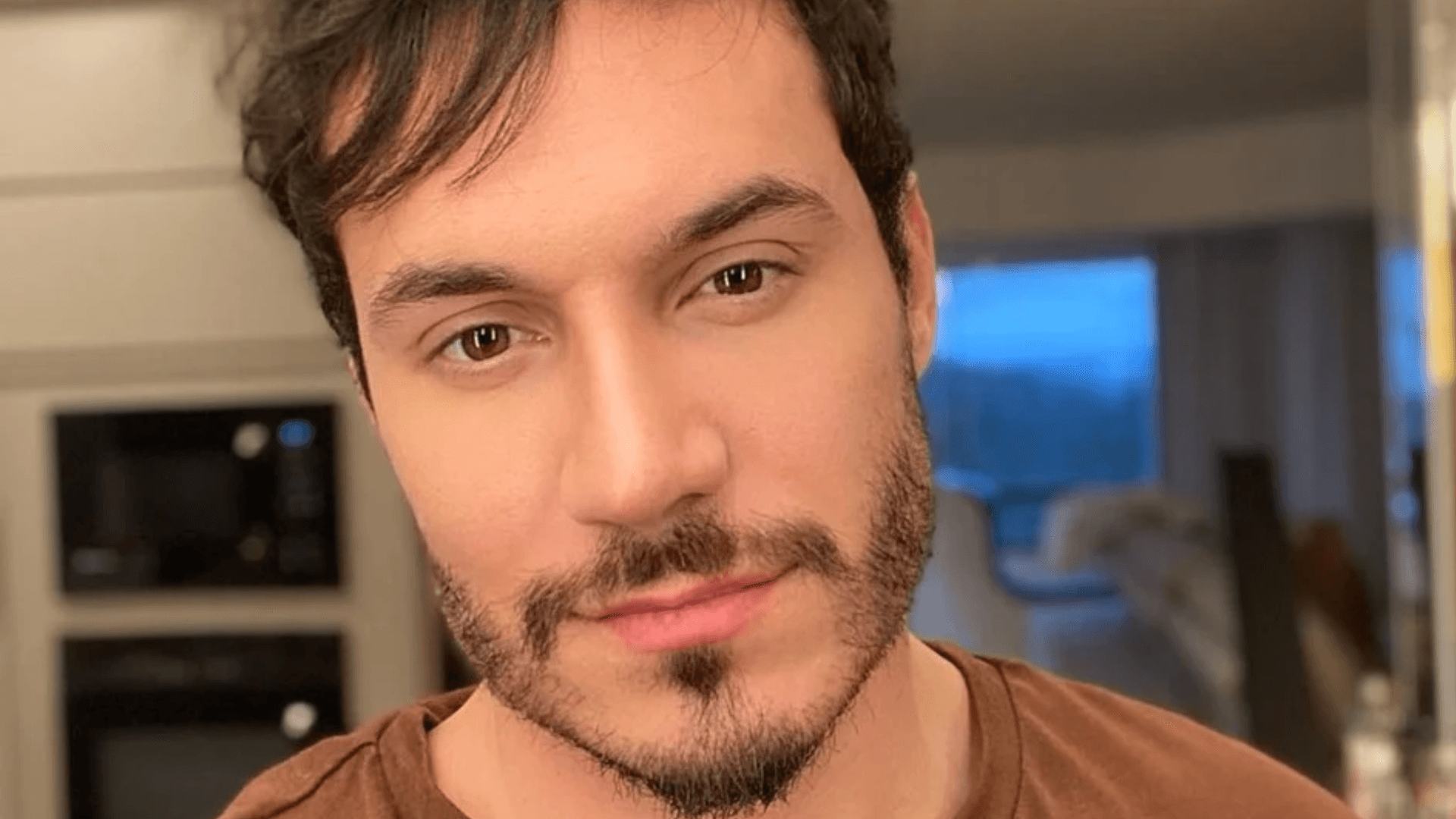 Eliezer critica declarações de Juliano Cazarré sobre masculinidade