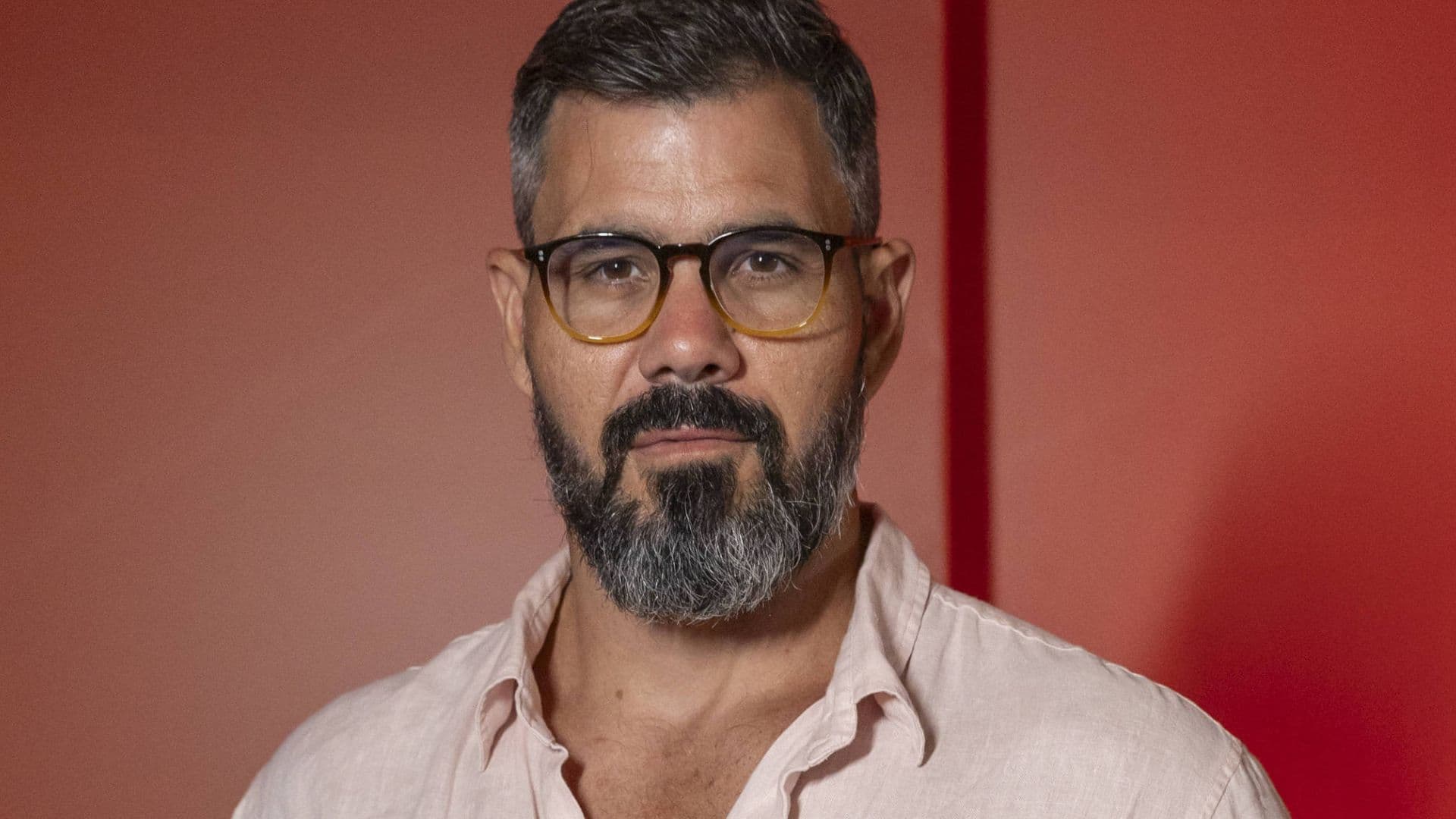 Pela primeira vez, Juliano Cazarré rebate Porchat após ironia sobre ‘curso para homens’