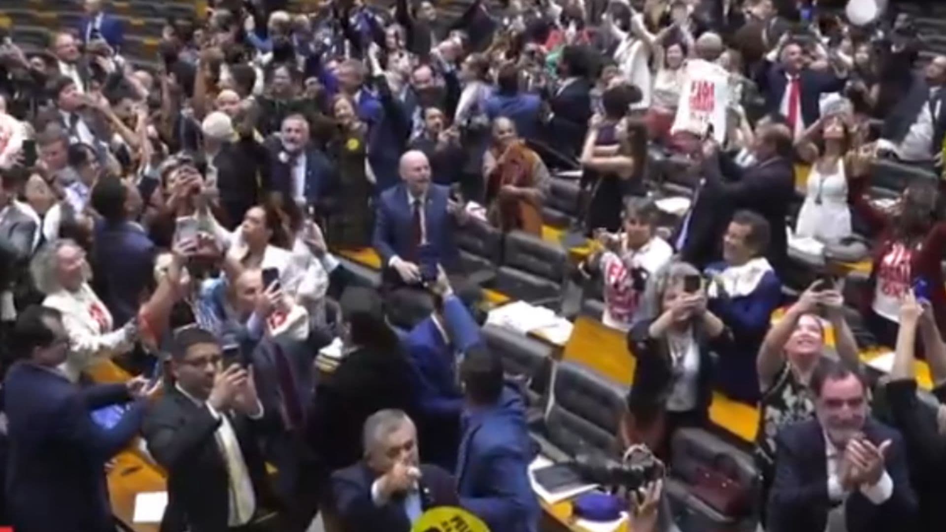 Vídeo: PEC do fim da escala 6×1 avança na Câmara e deputados comemoram