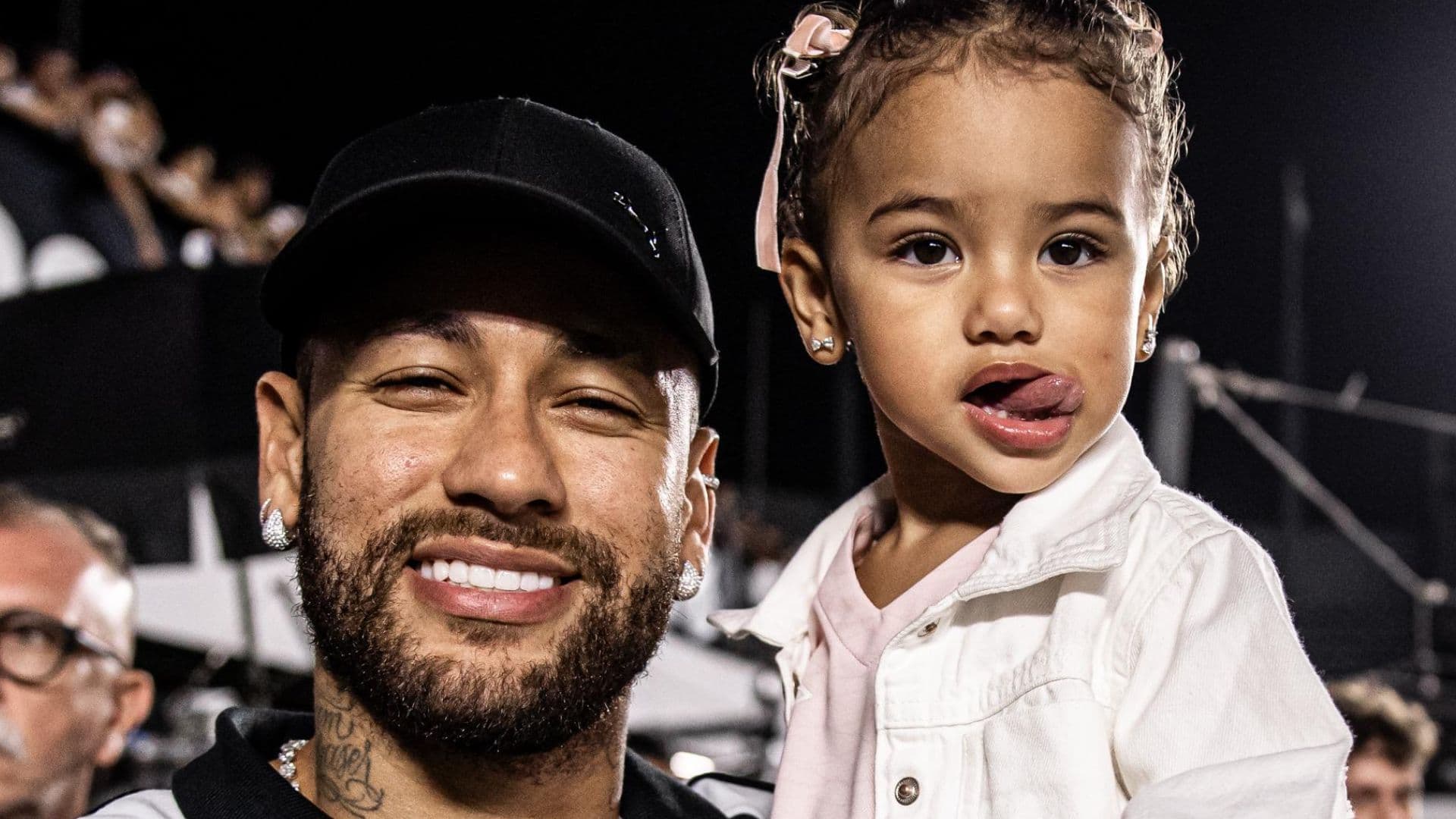 Mavie sente ciúmes ao ver Neymar entrando no campo com outras crianças