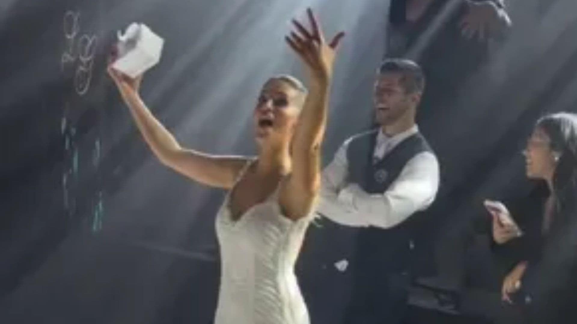 Noiva gera polêmica ao jogar caixa de Mounjaro em festa de casamento