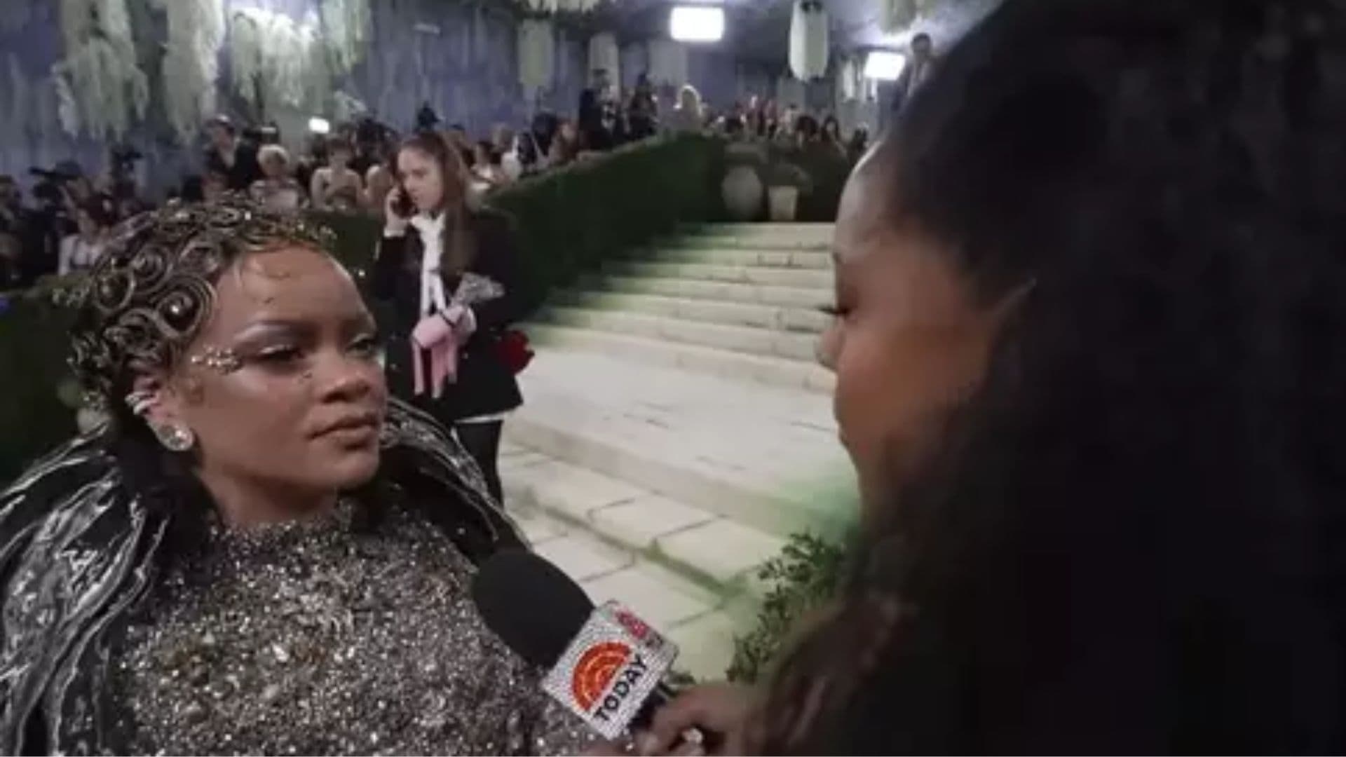 Rihanna elogia jornalista durante o Met Gala 2026 e momento emociona