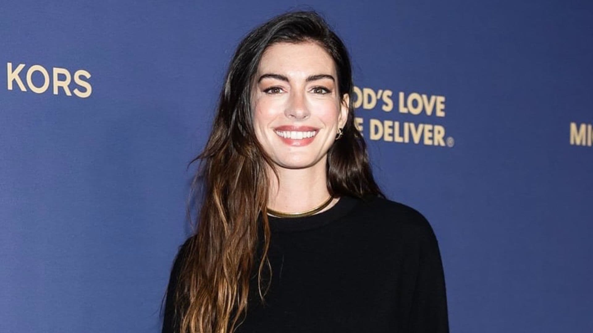 Anne Hathaway anuncia a terceira gravidez e exibe barriguinha