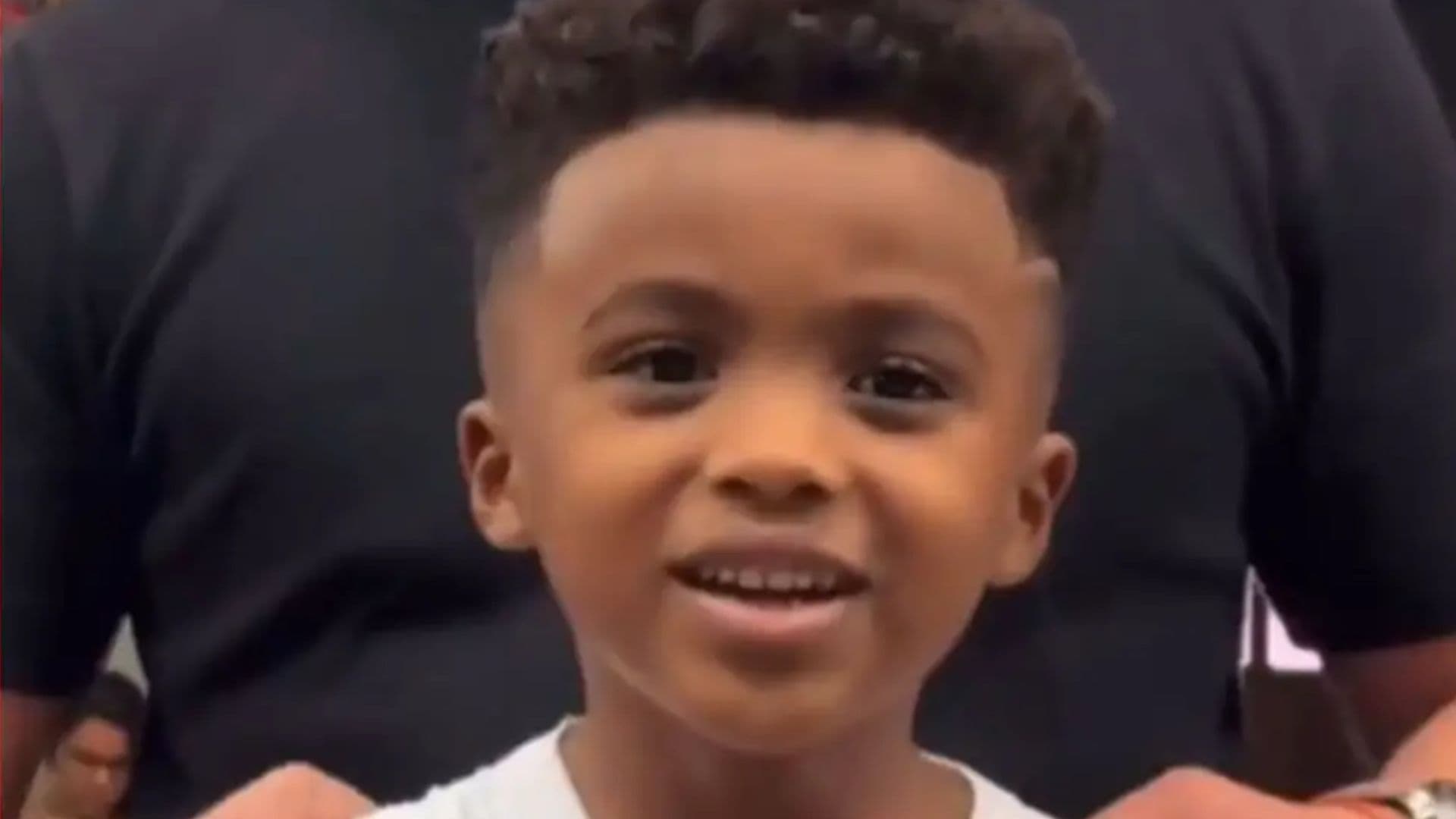 Garotinho fã de Vini Jr. viraliza ao pedir corte de cabelo igual do jogador