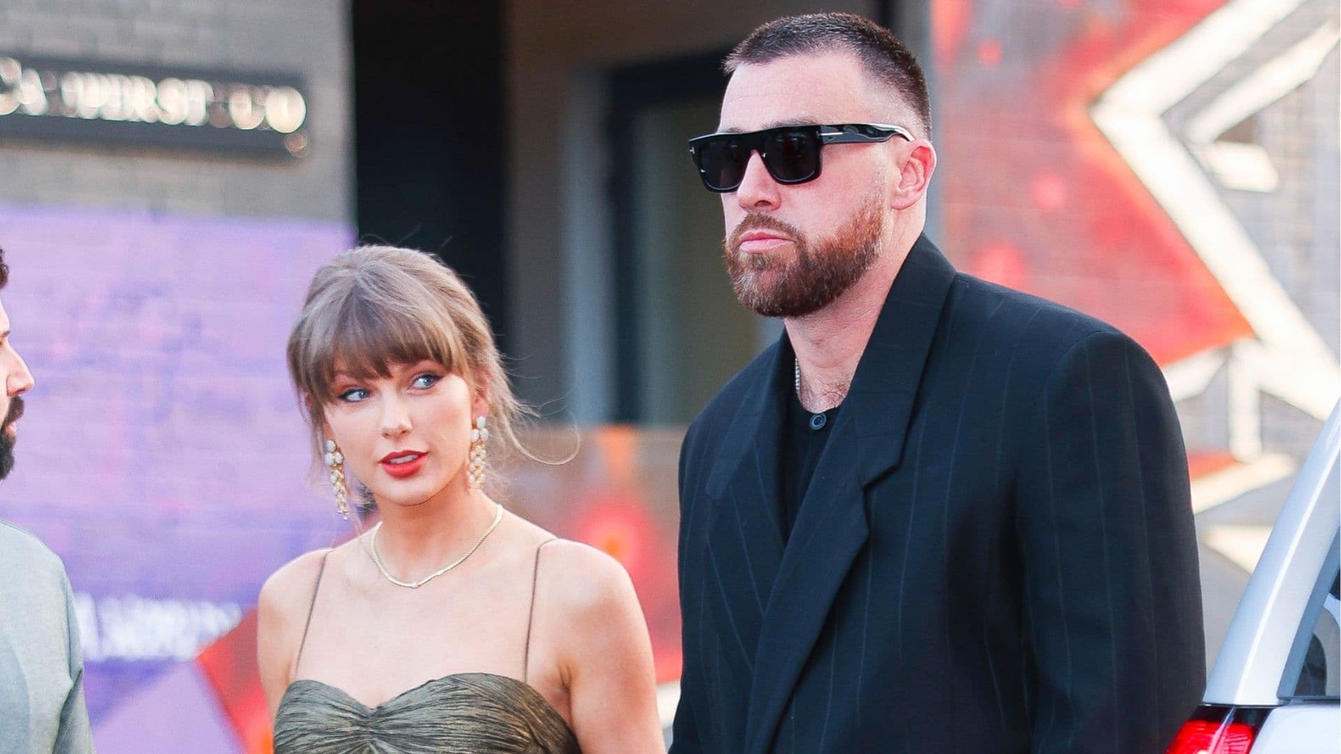 Convite do casamento de Taylor e Travis vaza com nome de cada convidado impresso 