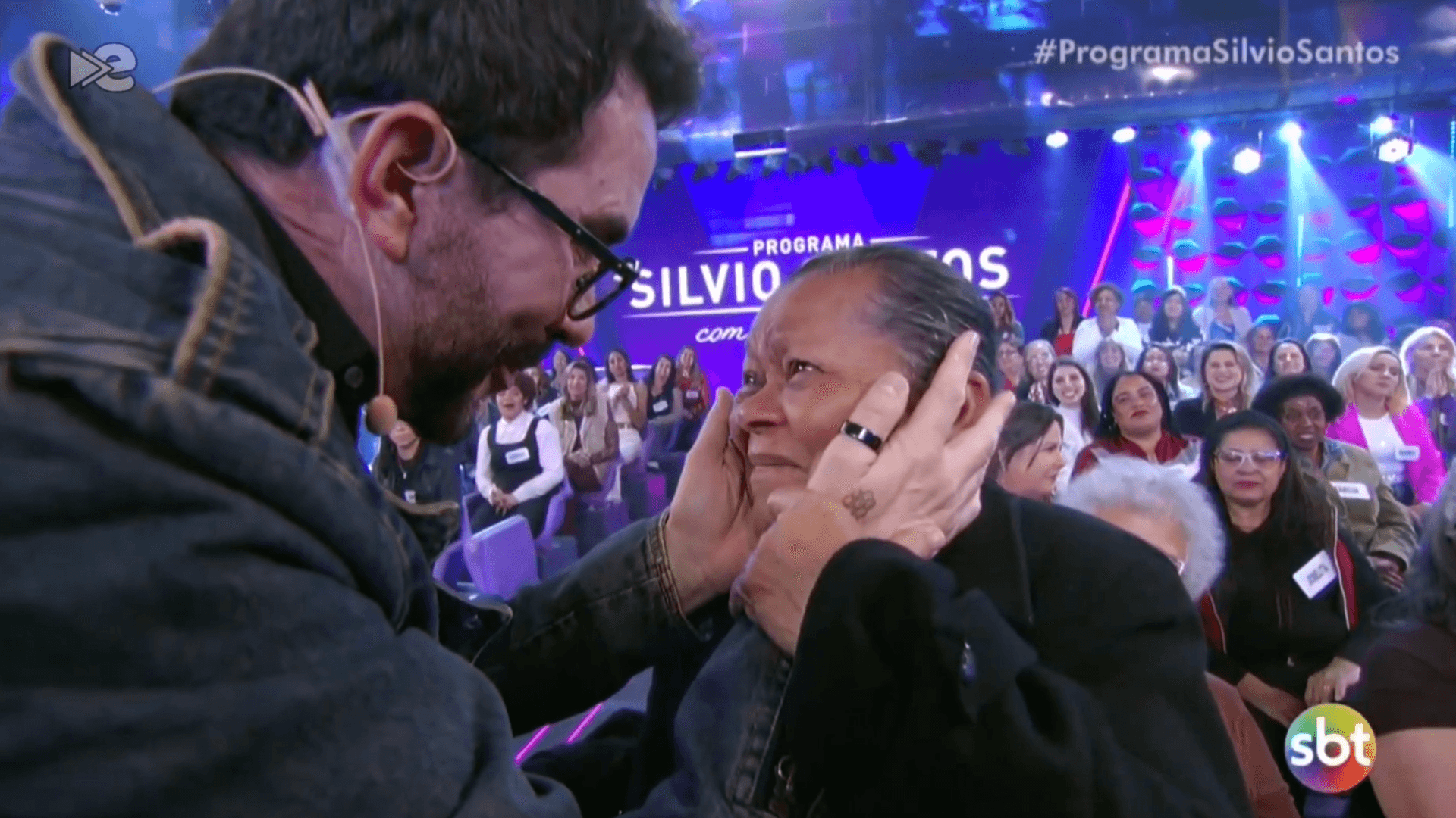 Padres Fábio de Melo e Chrystian doam prêmio do SBT a senhora na plateia