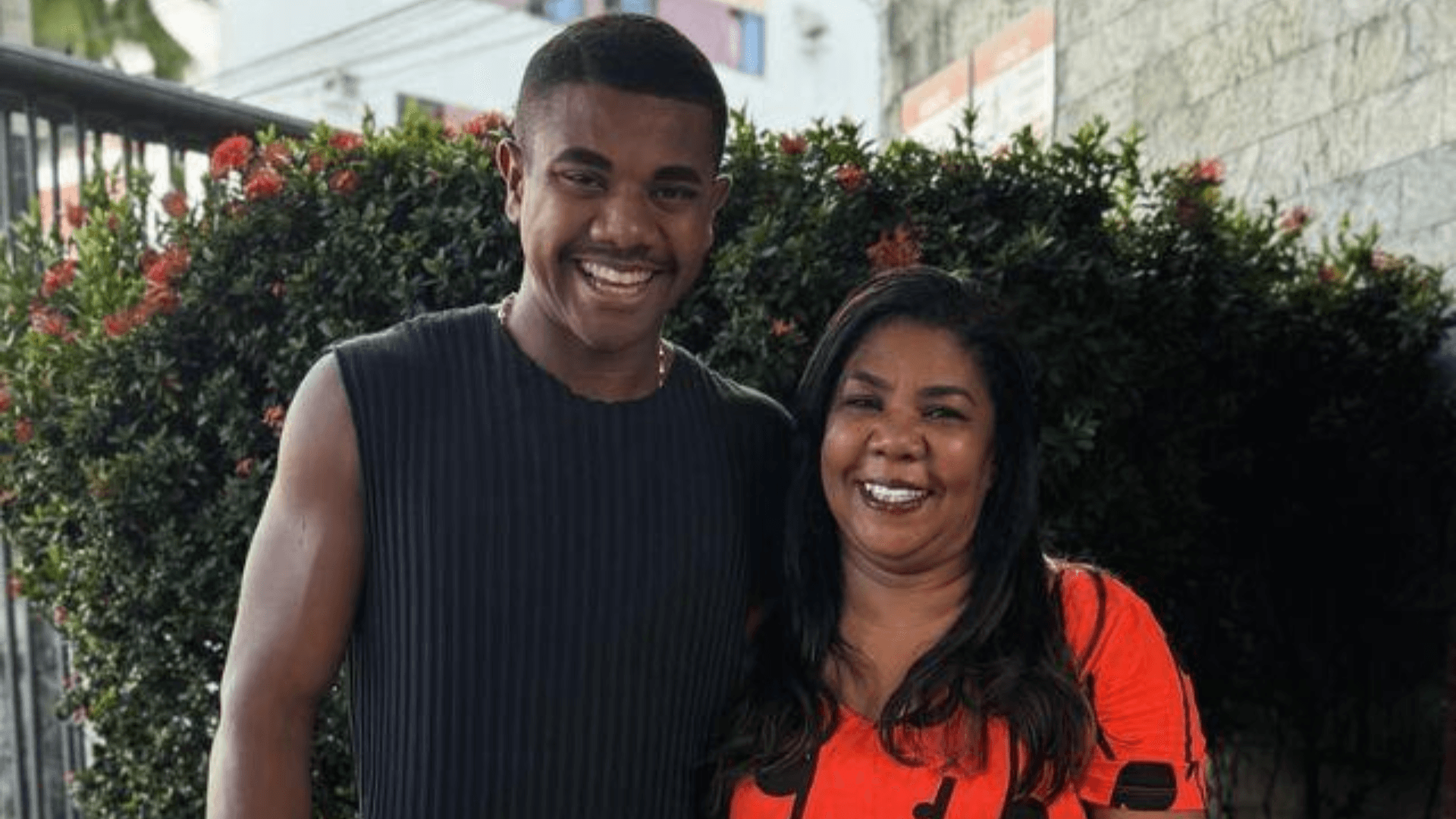 Mãe de Davi Brito cai no choro após descobrir casamento do filho pela internet