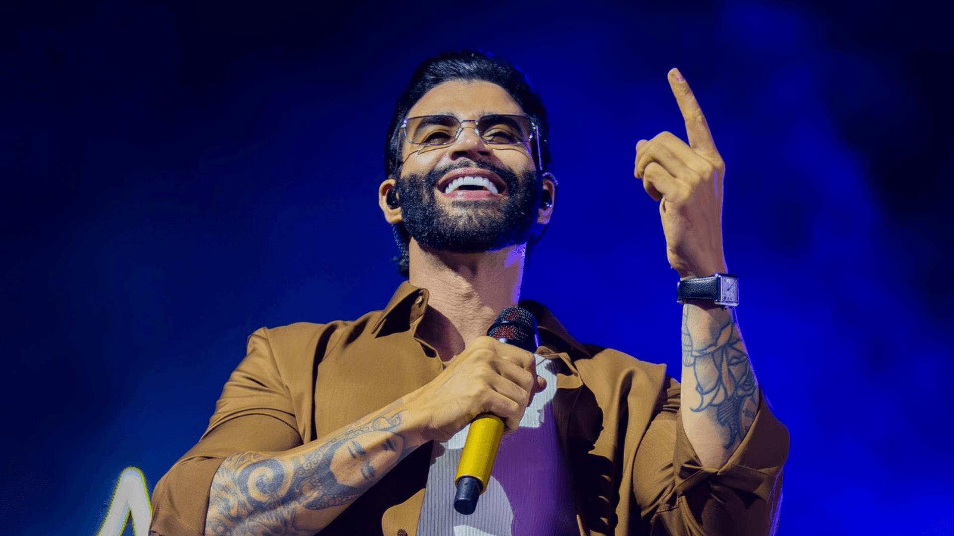 Gusttavo Lima arranca risadas durante entrevista ao interromper conversa por motivo inusitado: “Rapidinho”