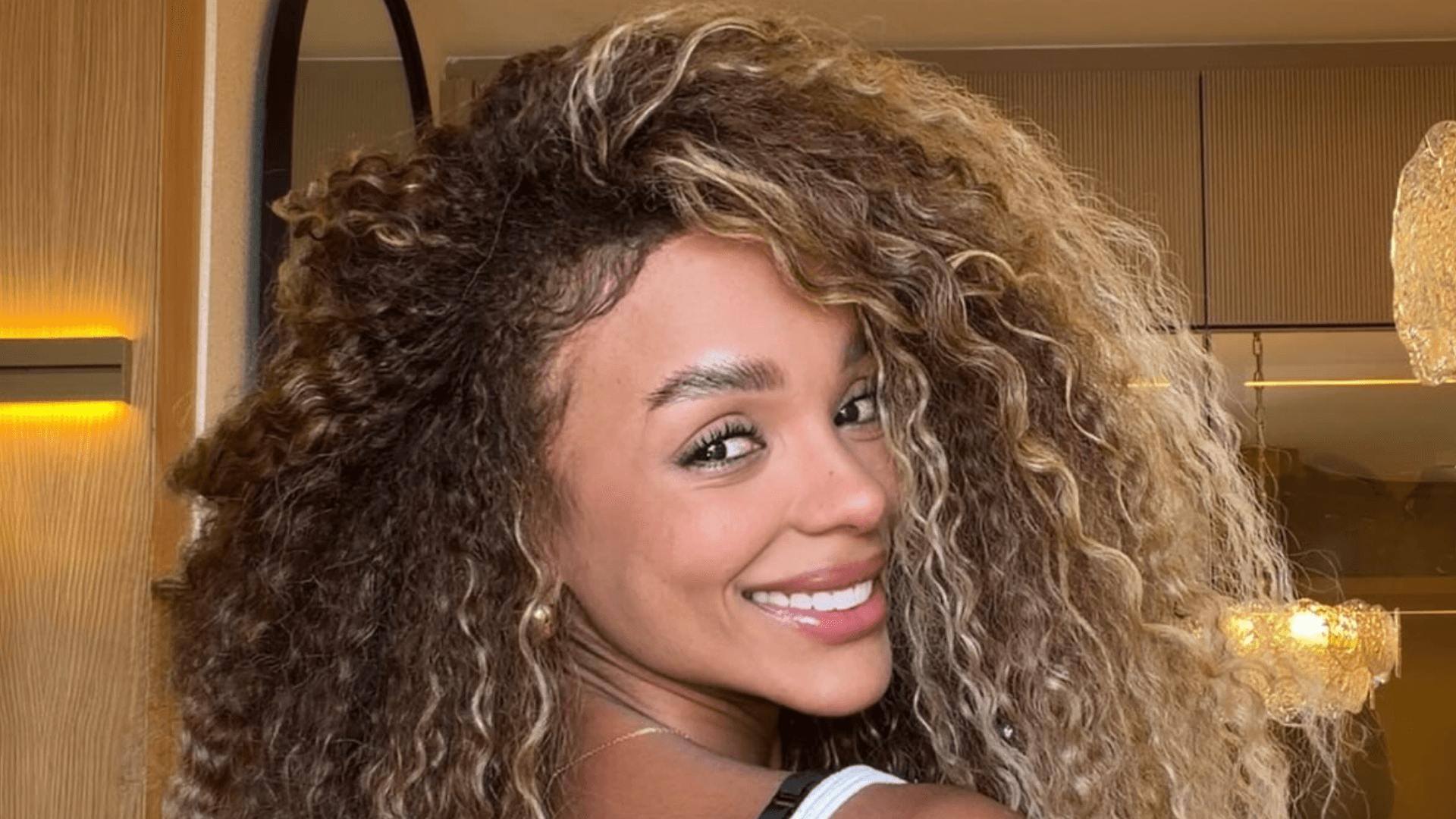 Brunna Gonçalves exibe cabelo natural e se diverte com comentários: “Não é lace”