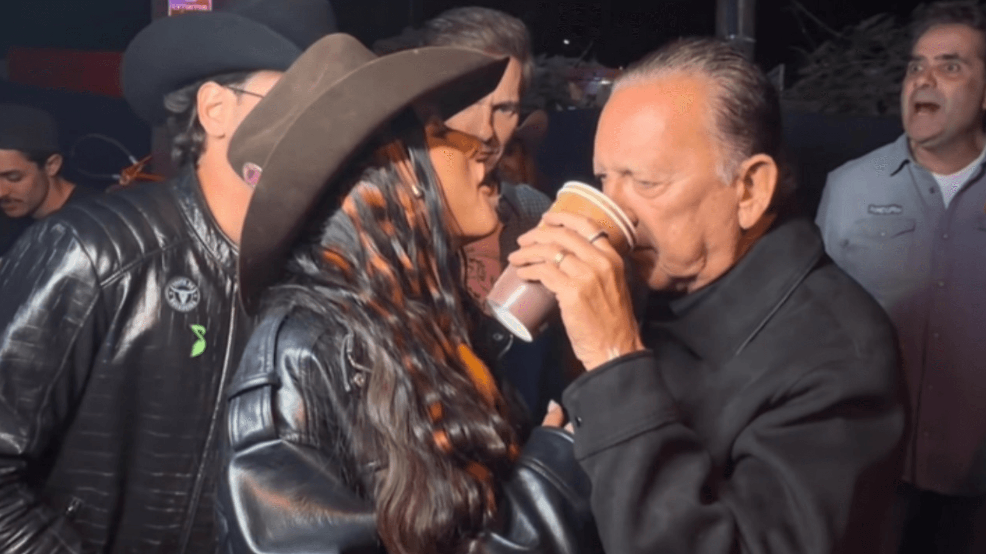 Ana Castela bebe com Galvão Bueno após show em Barretos e brinca: “Vai, Corinthians!”