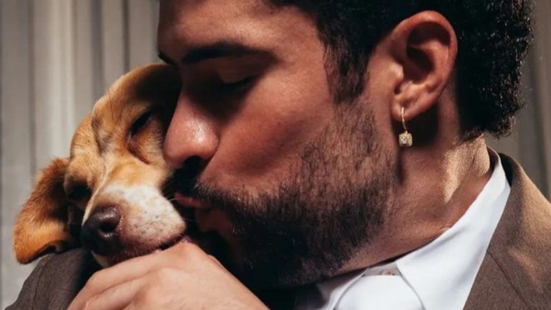 Bad Bunny posa com cachorrinha em sessão de fotos para revista de pets