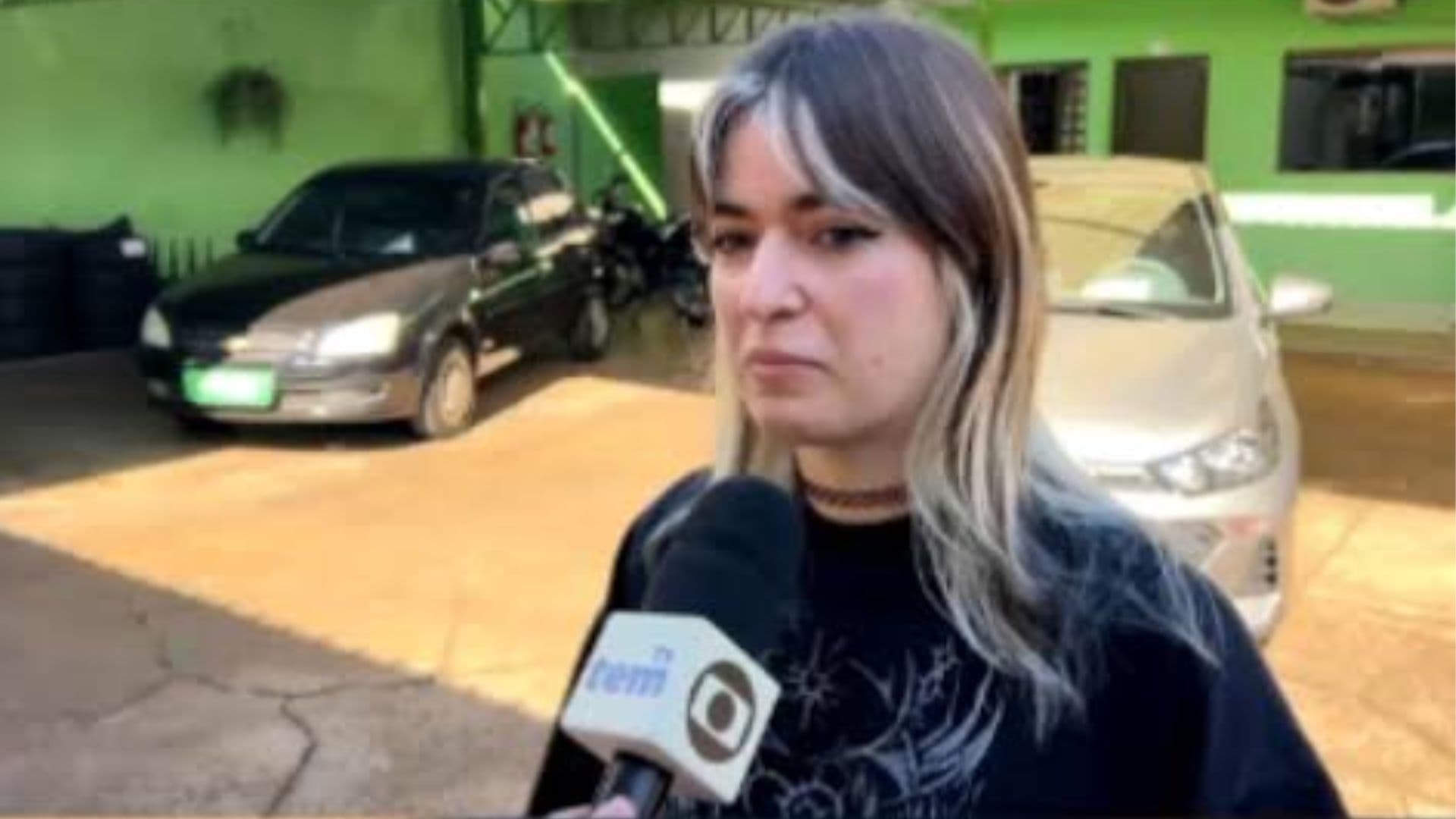 Motorista ‘estaciona’ o carro após batida e brinca: “Não consigo nem fazer uma baliza”
